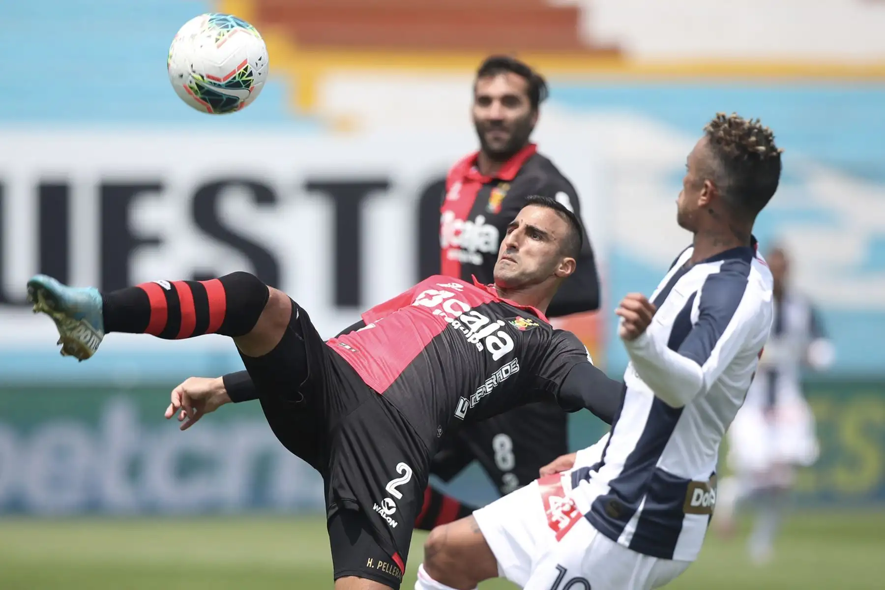 El futbolista H. Pellerano del Melgar controla el balón ante la marca de su rival de Alianza Lima, durante partido disputado por la jornada 10 de la Liga 1, en el estadio Alberto Gallardo. Foto: @LigaFutProf
