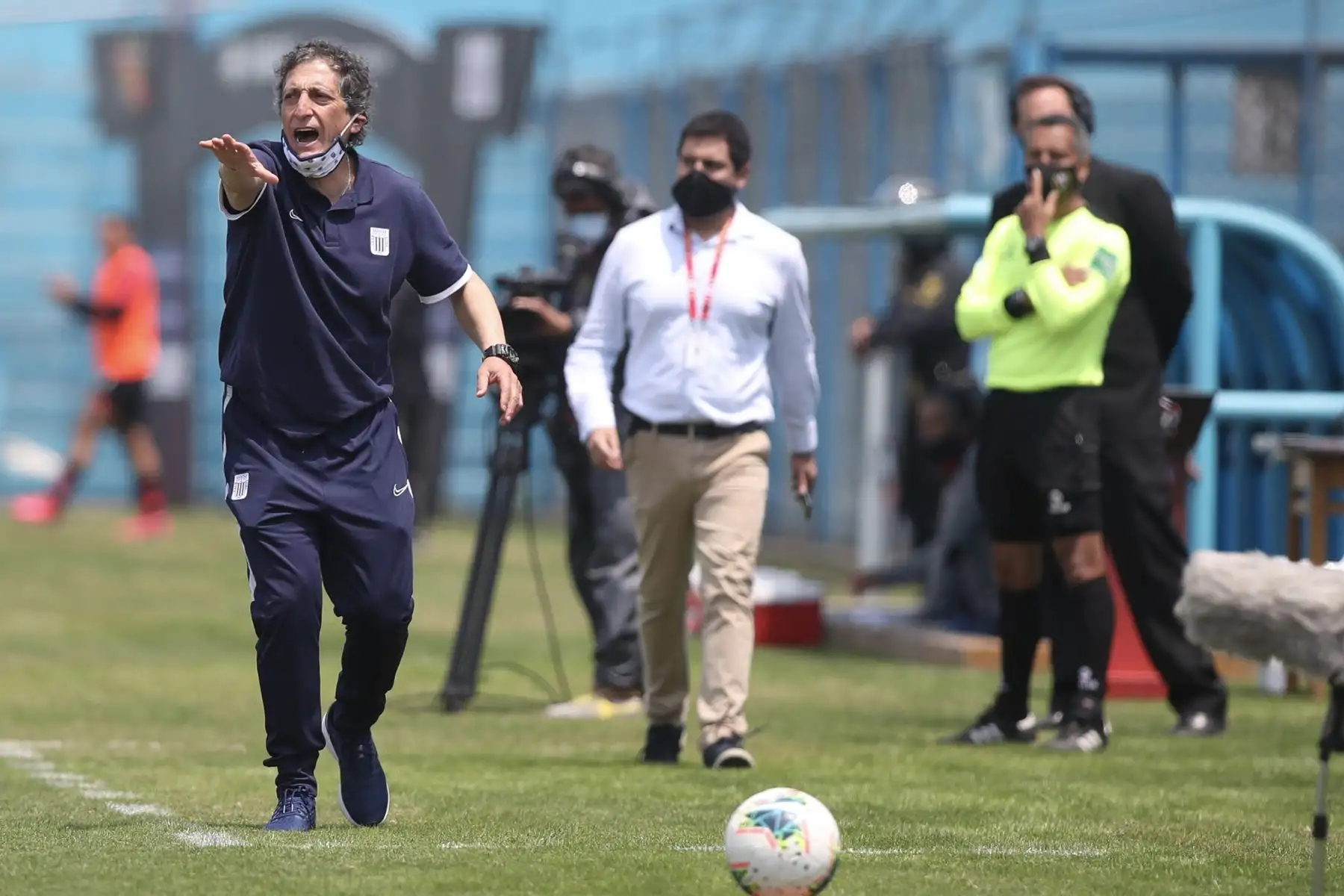 El entrenador de Alianza Lima, Mario Salas, dicta indicaciones a su equipo. Foto: @LigaFutProf