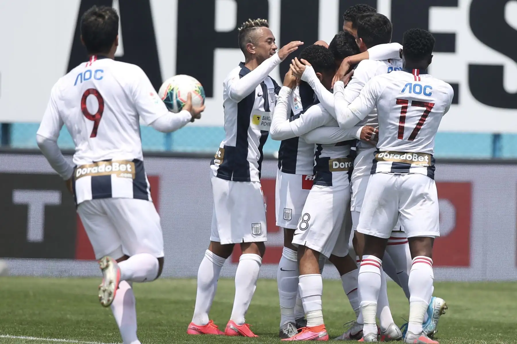 Jugadores de Alianza Lima celebran tras anotar el gol del empate al Melgar por la jornada 10 de la Liga 1, en el estadio Alberto Gallardo. Foto: @LigaFutProf