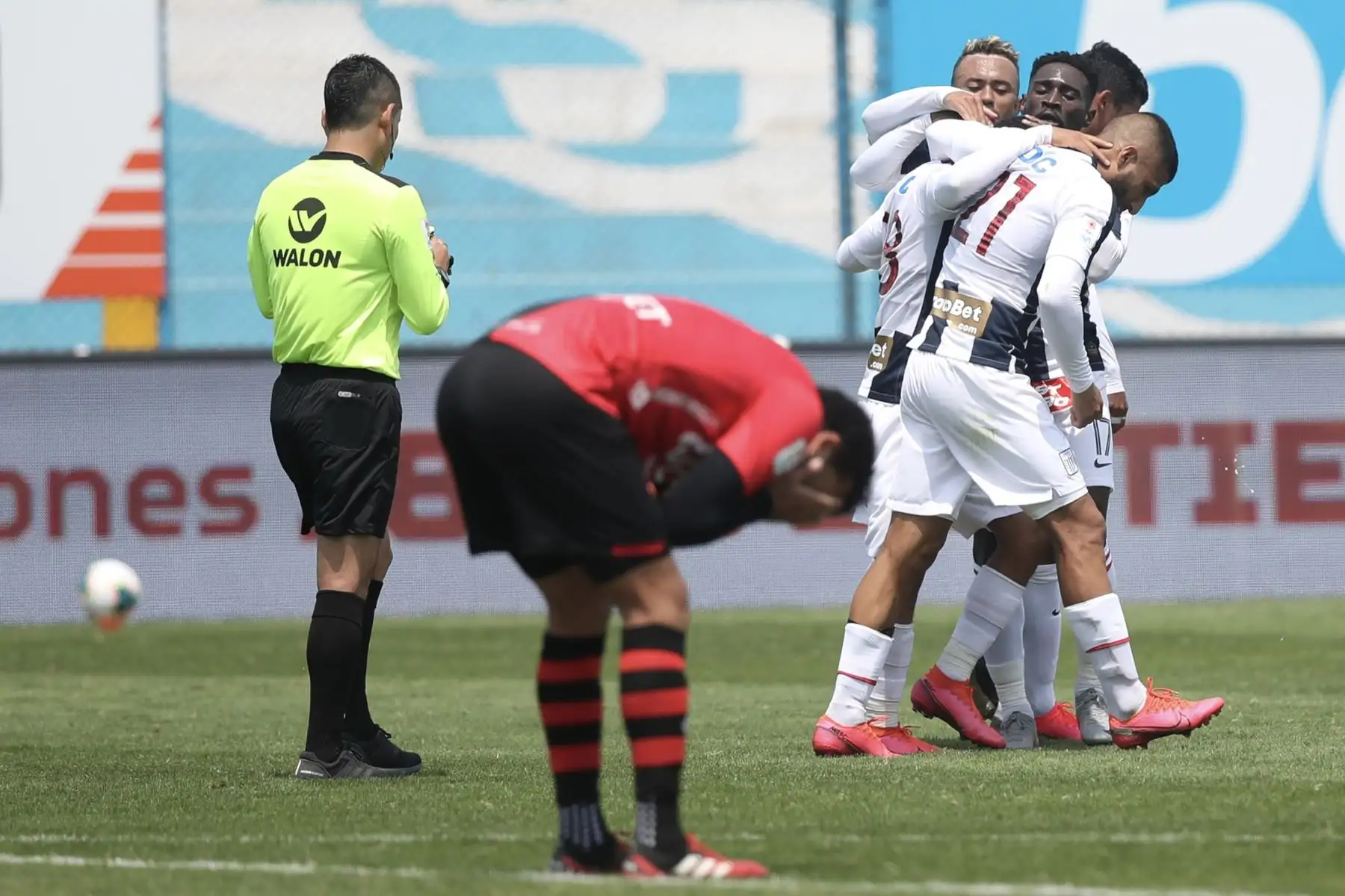 Jugadores de Alianza Lima celebran tras anotar el gol del empate al Melgar por la jornada 10 de la Liga 1, en el estadio Alberto Gallardo. Foto: @LigaFutProf