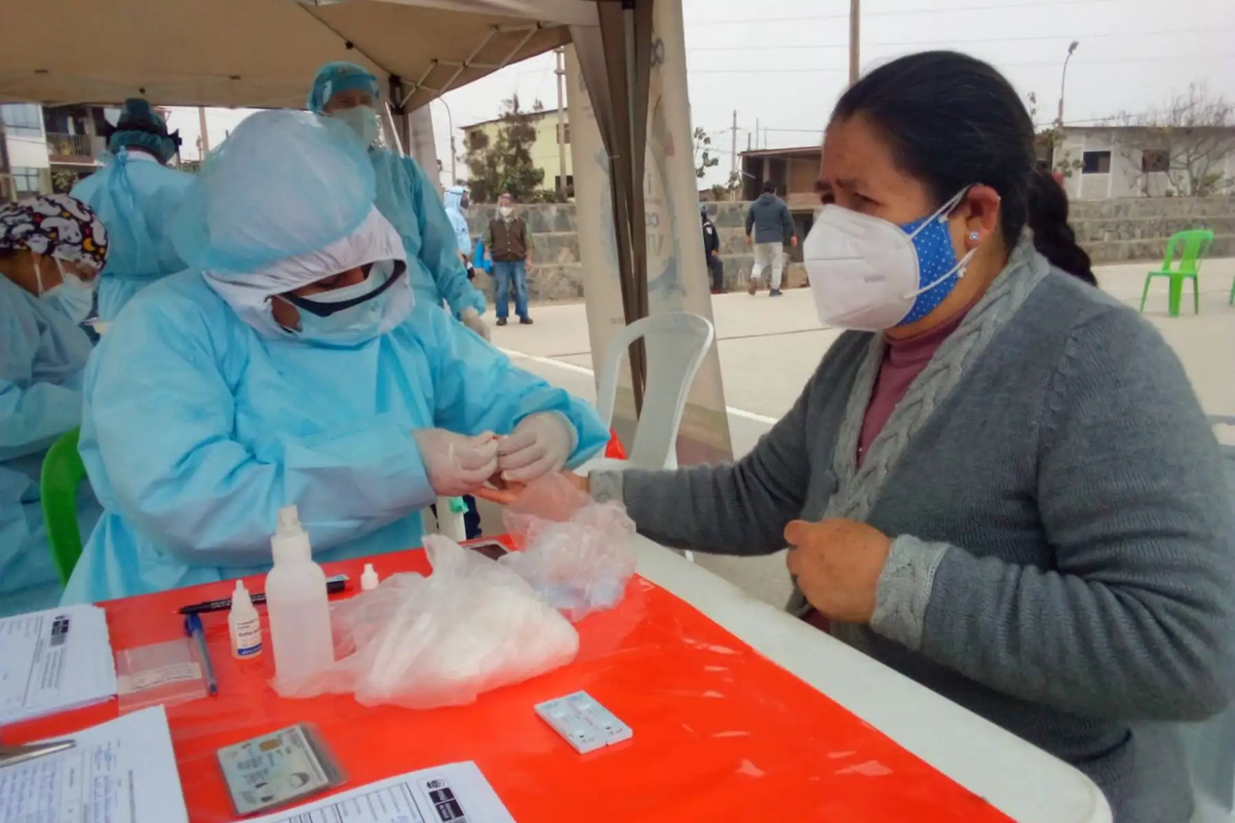 Desde muy  temprano las brigadas de salud de la DIRIS Lima Sur, se instalaron en el “Parque Central del Sector 6 Grupo 2 “ de Villa El Salvador para brindar atención médica a la población. Foto: Diris Lima Sur