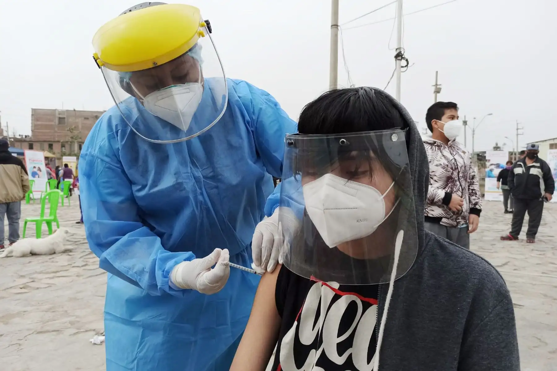 Desde muy  temprano las brigadas de salud de la DIRIS Lima Sur, se instalaron en el “Parque Central del Sector 6 Grupo 2 “ de Villa El Salvador para brindar atención médica a la población. Foto: Diris Lima Sur