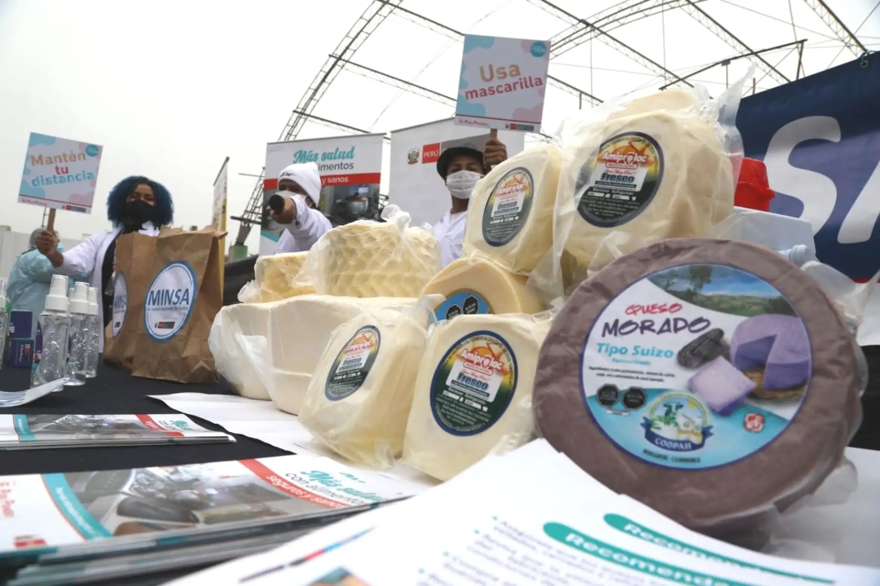 Minsa realiza campaña de prevención de covid-19 y manejo de alimentos lácteos seguros y sanos. Foto: Minsa