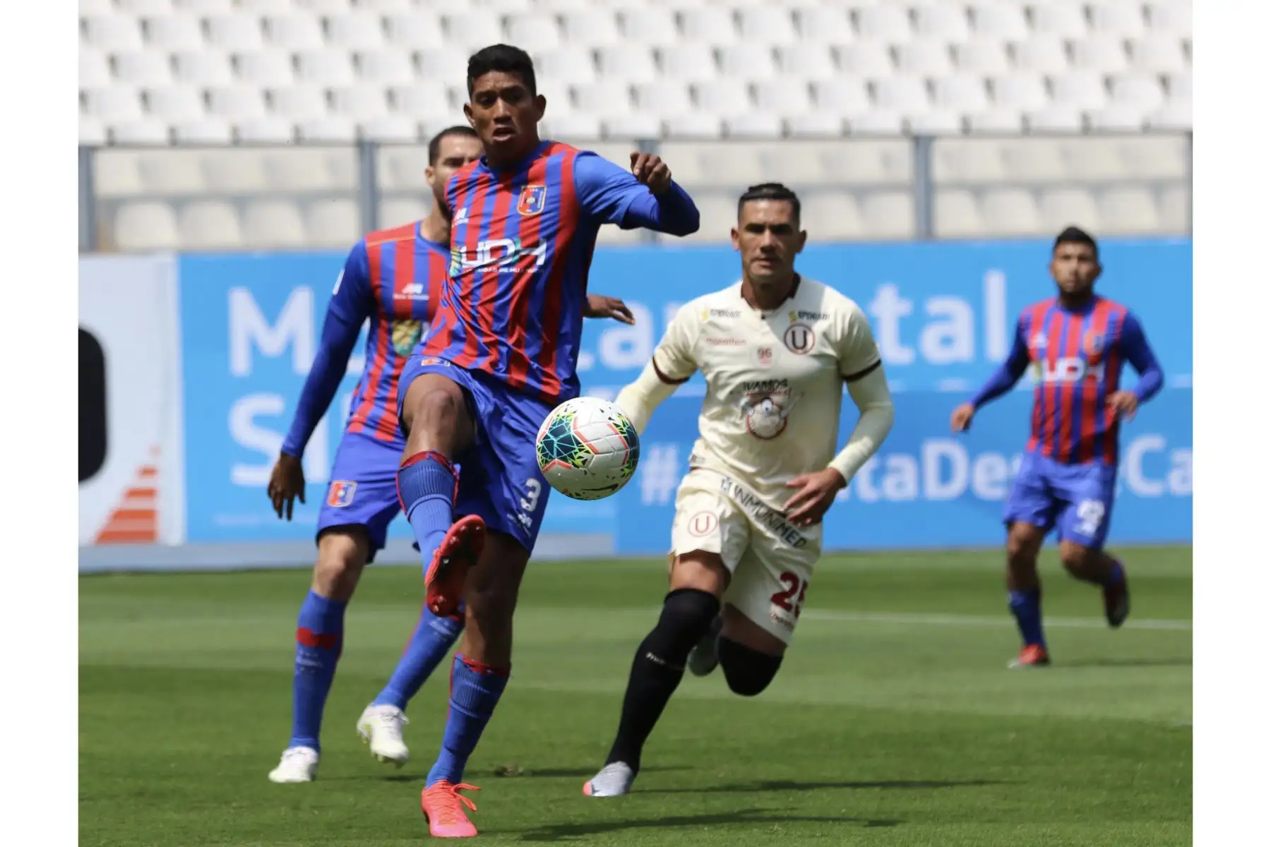 El futbolista J. Canova de Alianza Universidad domina el balón ante la marca de su rival de Universitario, por la jornada 10 de la Liga 1, en el Estadio Nacional. Foto: LigaFutProf El futbolista J. Canova de Alianza Universidad domina el balón ante la marca de su rival de Universitario, por la jornada 10 de la Liga 1, en el Estadio Nacional. Foto: LigaFutProf