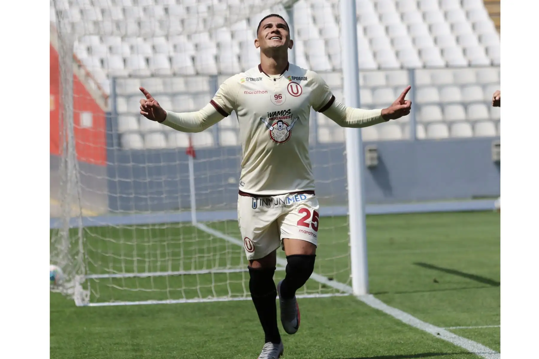 El jugador de Universitario J. Dos Santos celebra tras marcar gol a Alianza Universidad por la jornada 10 de la Liga 1. Foto: @LigaFutProf El jugador de Universitario J. Dos Santos celebra tras marcar gol a Alianza Universidad por la jornada 10 de la Liga 1. Foto: @LigaFutProf