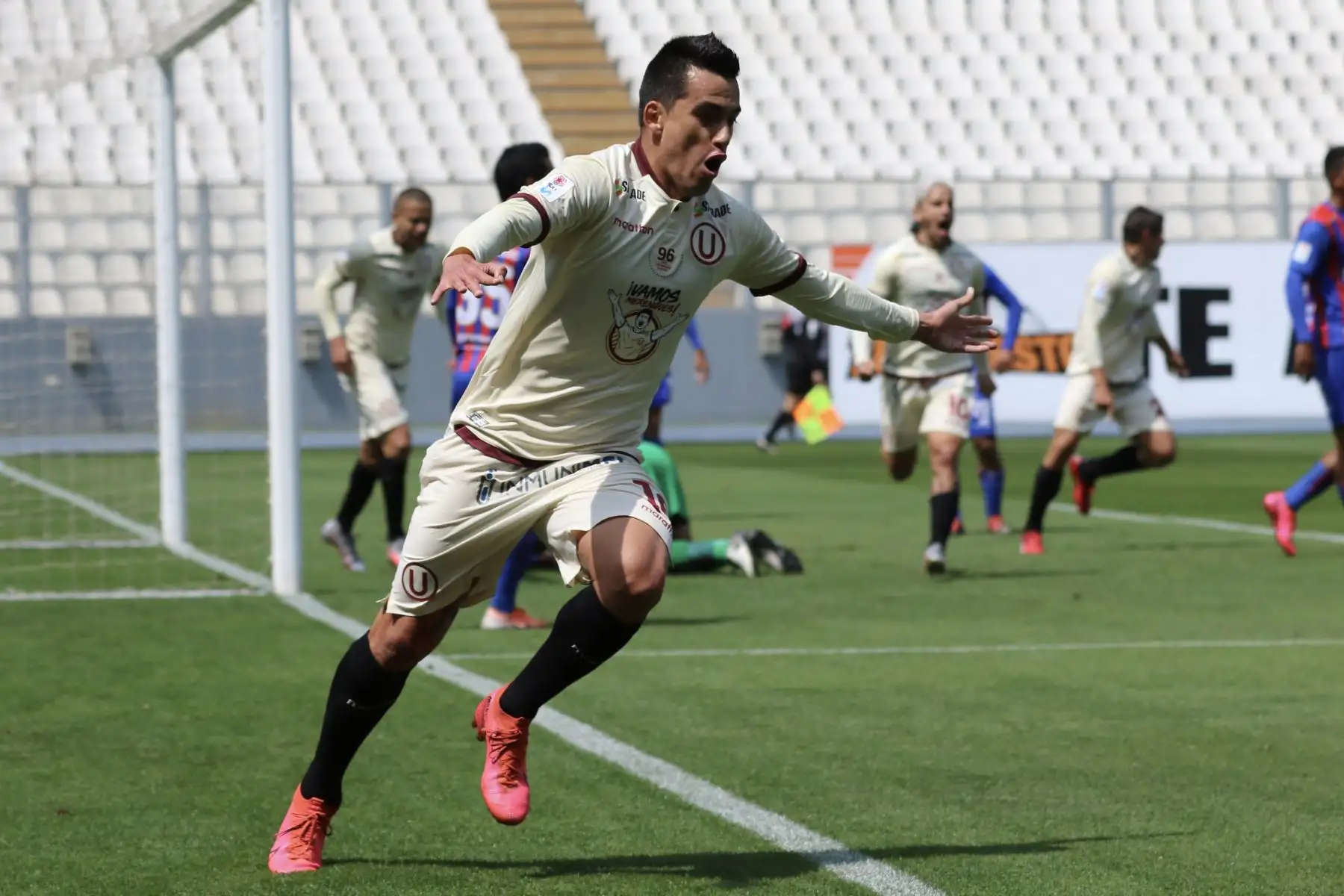 El jugador de Universitario, Ivan Santillán, celebra tras marcar gol a Alianza Universidad por la Liga 1. Foto: @LigaFutProf El jugador de Universitario, Ivan Santillán, celebra tras marcar gol a Alianza Universidad por la Liga 1. Foto: @LigaFutProf