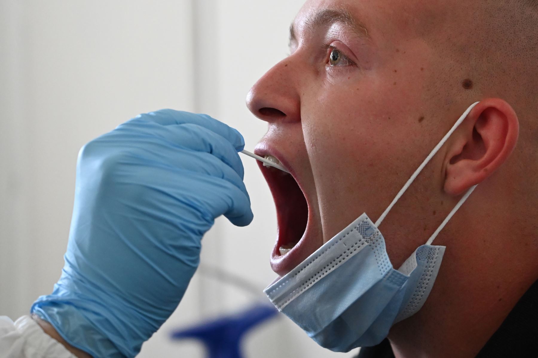 Practican prueba para descarte del covid-19 a un presunto paciente en el hospital Kutvolgyi en Budapest, Hungría. Foto: AFP