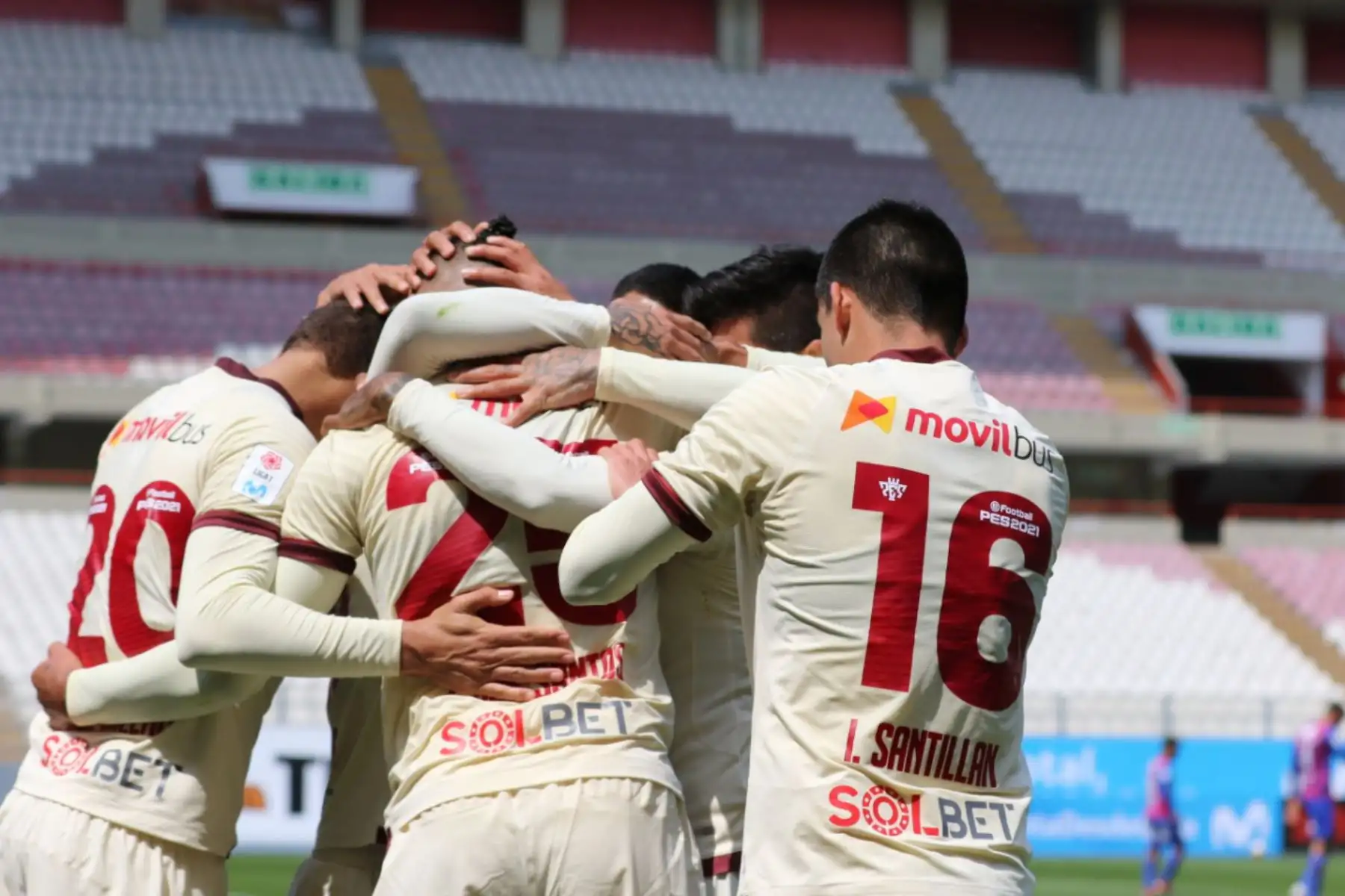 Los jugadores Alejandro Hohberg y Dos Santos celebran el gol anotado a Alianza Universidad por la jornada 10 de la Liga 1.  
Foto: @LigaFutProf Los jugadores Alejandro Hohberg y Dos Santos celebran el gol anotado a Alianza Universidad por la jornada 10 de la Liga 1.  
Foto: @LigaFutProf