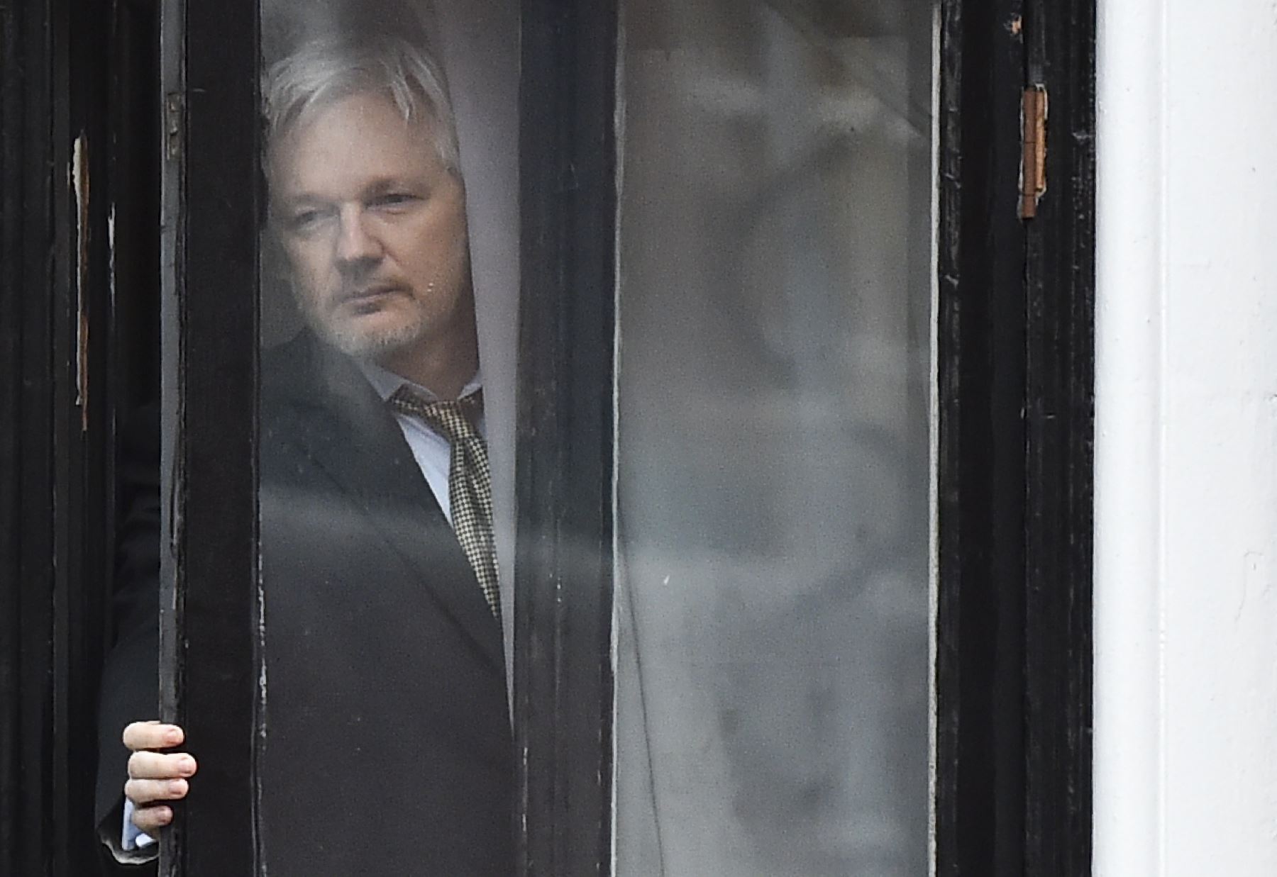 En esta foto de archivo tomada el 5 de febrero de 2016, el fundador de WikiLeaks, Julian Assange, sale al balcón de la embajada de Ecuador para dirigirse a los medios en el centro de Londres. Foto: AFP