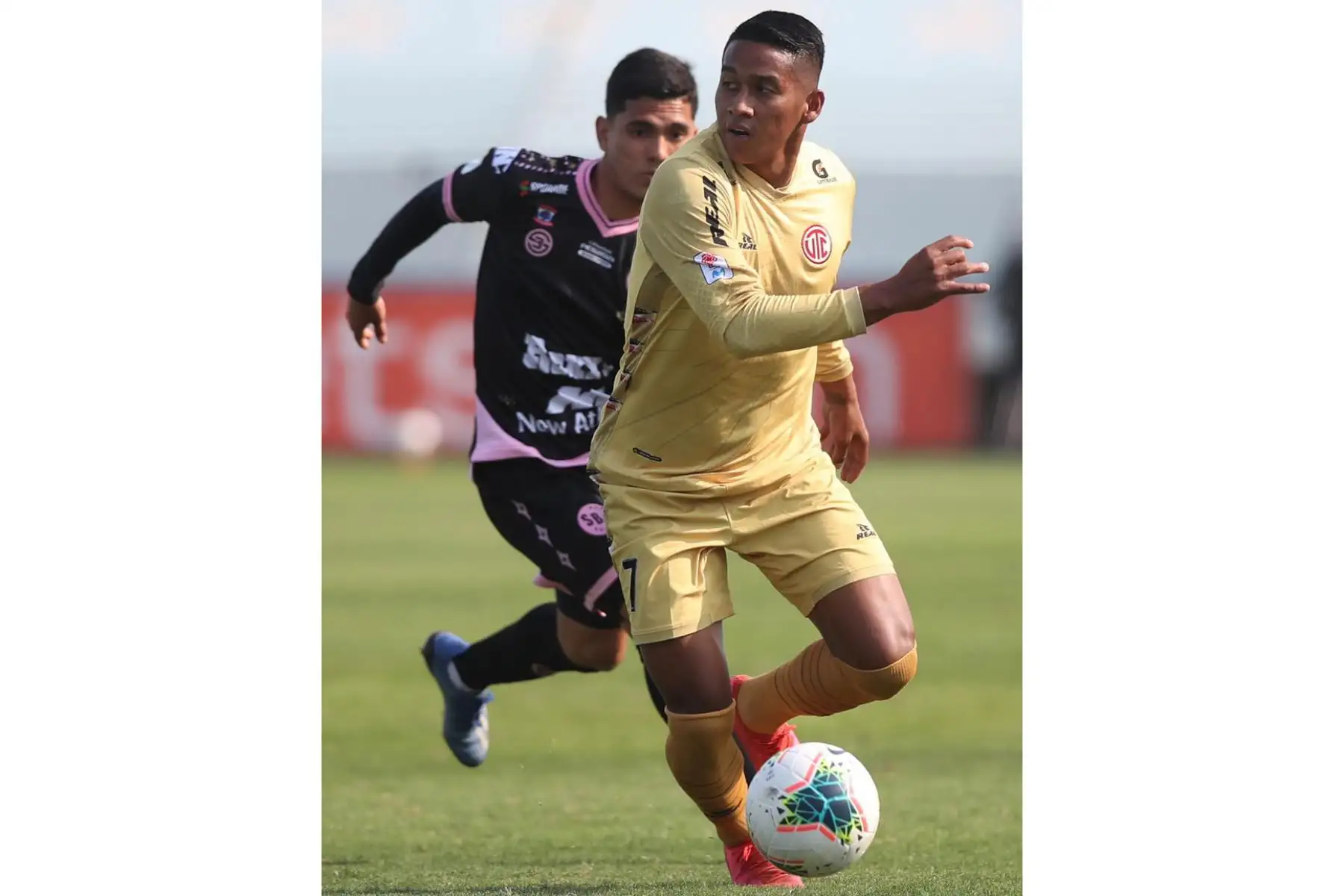 El futbolista J. Estrada del  Club UTC  domina el balón ante la marca de su rival de Sport Boys, por la jornada 10 de la Liga 1, en el estadio Alberto Gallardo. 
Foto: LigaFutProf