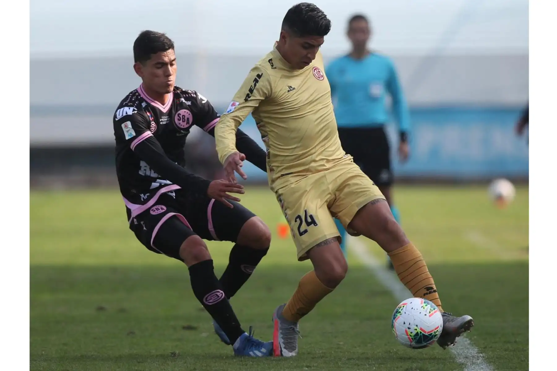 El futbolista L. Iberico del  Club UTC  domina el balón ante la marca de su rival de Sport Boys, por la jornada 10 de la Liga 1, en el estadio Alberto Gallardo. 
Foto: LigaFutProf