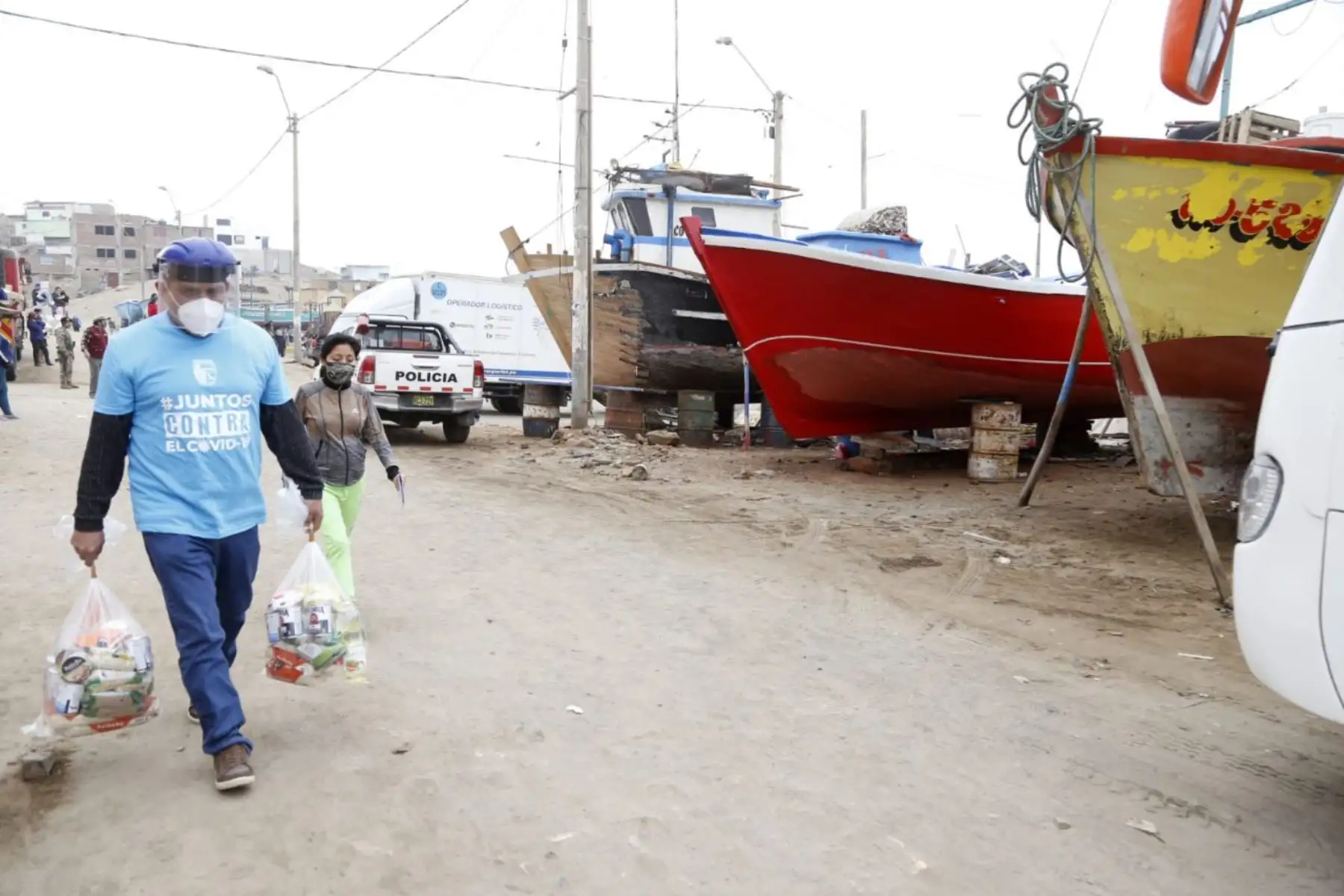 Para este fin se destinaron más de 88 millones de soles para financiar la adquisición, la distribución, la supervisión y el acompañamiento de la entrega de alimentos.
Foto:PCM