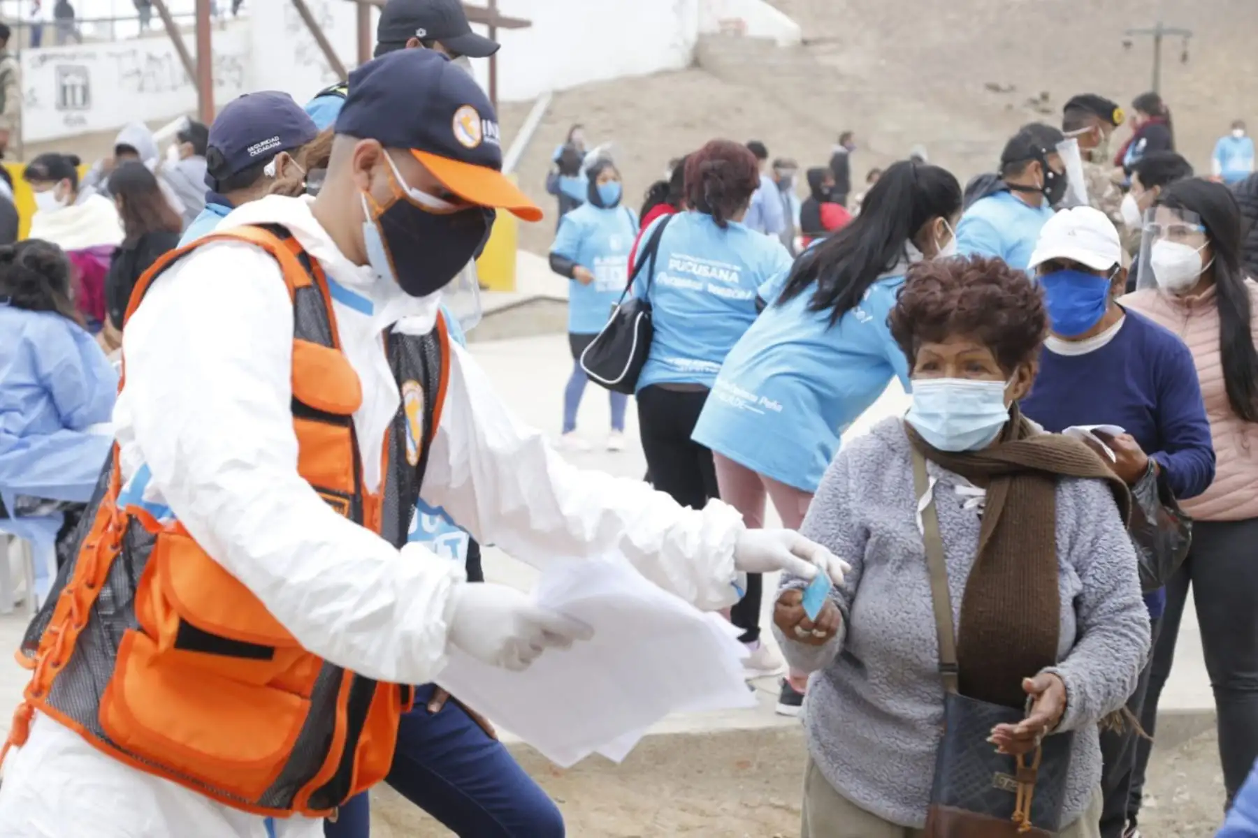 La presidencia del Consejo de Ministros informó que más de 6 mil canastas se entregaron a familias vulnerables del distrito de Pucusana
Foto:PCM