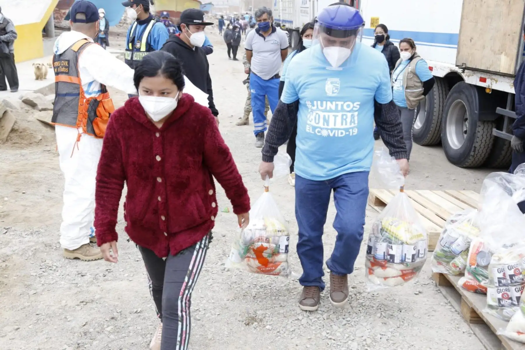 Indeci y PCM llevan ayuda a más a familias vulnerables del distrito de Pucusana, en el estadio Lomas de Marchand.
Foto:PCM