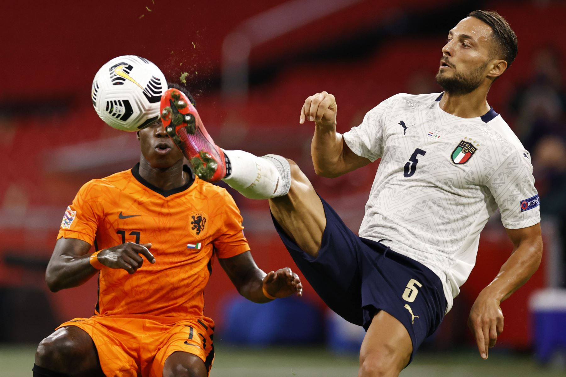El holandés Quincy Promes lucha por el balón con el italiano Danilo D