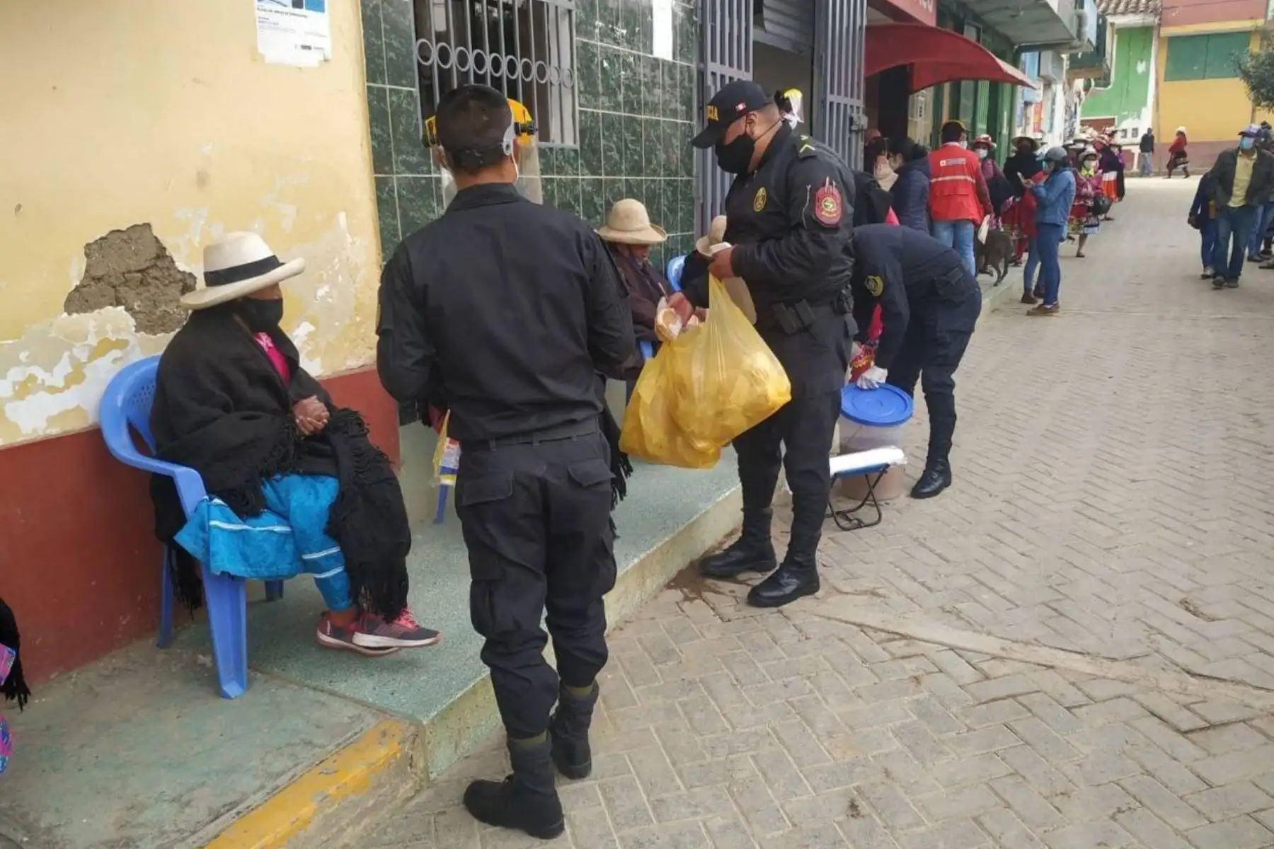 Los policías de la comisaría de Pomabamba (Áncash) distribuyeron alimentos tomando todas las medidas de bioseguridad frente al covid-19. Foto: ANDINA/Difusión