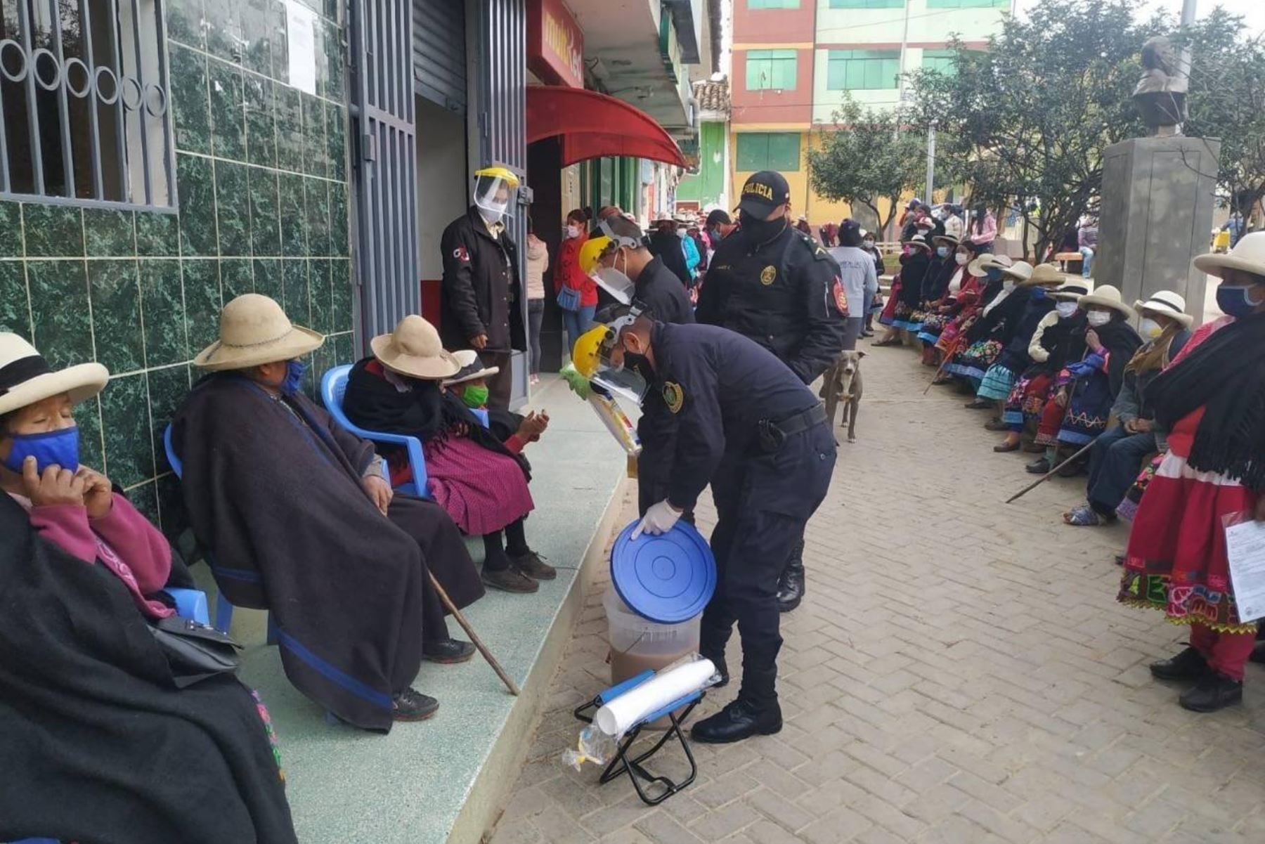 Los policías de la comisaría de Pomabamba (Áncash) distribuyeron alimentos tomando todas las medidas de bioseguridad frente al covid-19. Foto: ANDINA/Difusión