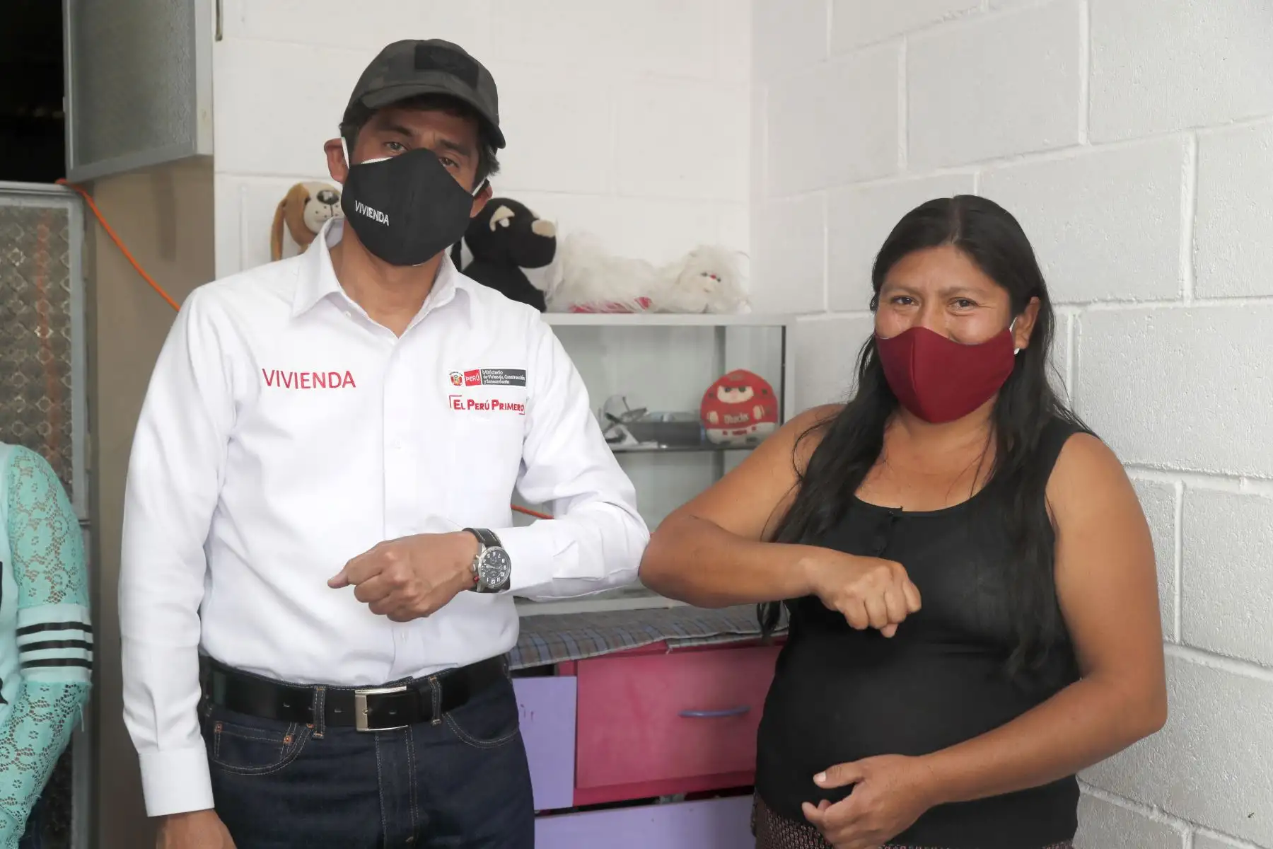 El Ministro de Vivienda Carlos Lozada visita Lambayeque para conocer estado de proyectos del MVCS, y participa de una reunión con autoridades locales en la sede del GORE , luego inspecciona los avances de las PTAR Y PTAP de la ciudad de Chiclayo y por último entrega viviendas rurales en la localidad de Jacanya .
Foto:ANDINA/Ministerio de Vivienda