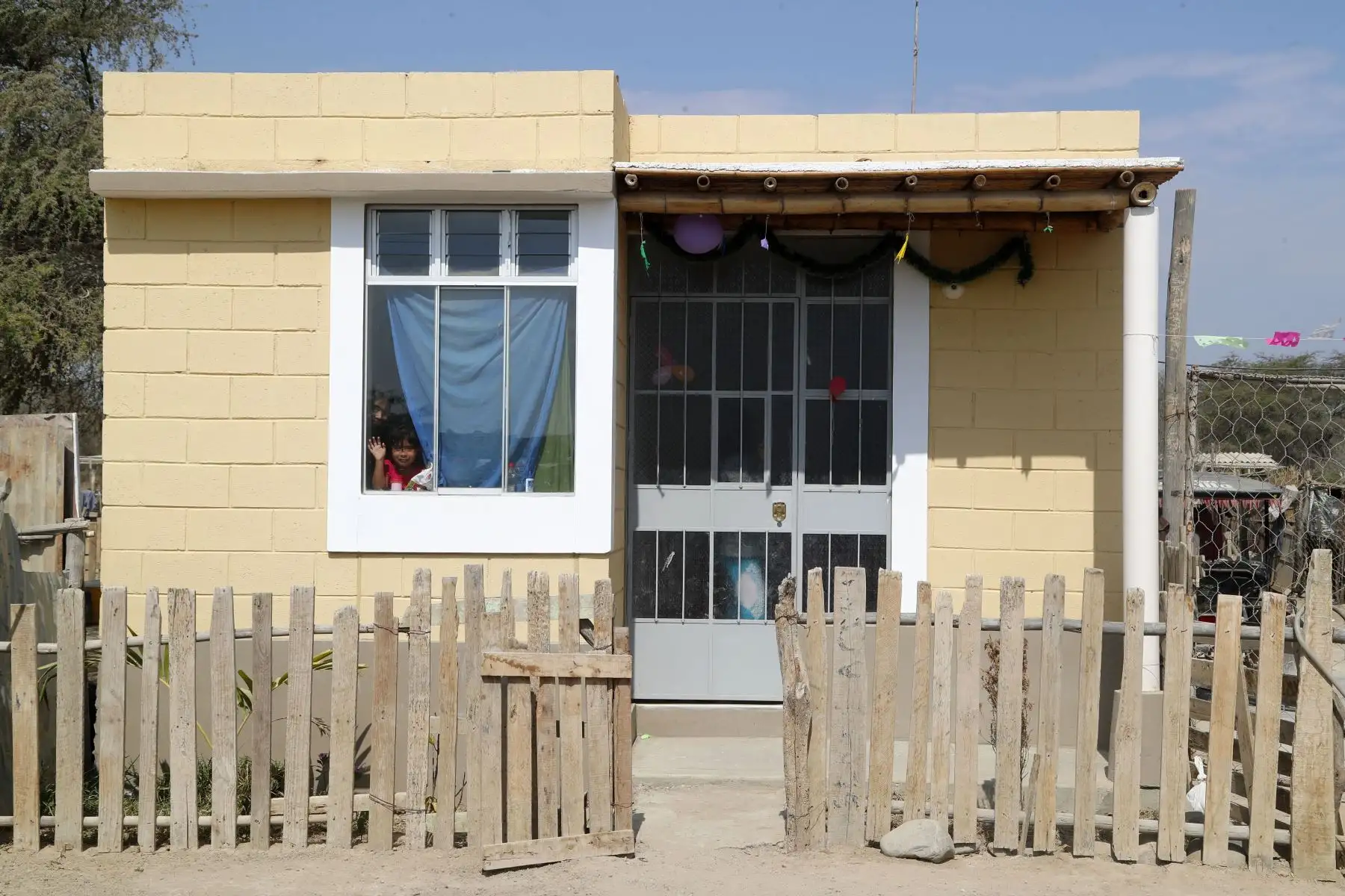 El Ministro de Vivienda Carlos Lozada visita Lambayeque para conocer estado de proyectos del MVCS, y participa de una reunión con autoridades locales en la sede del GORE , luego inspecciona los avances de las PTAR Y PTAP de la ciudad de Chiclayo y por último entrega viviendas rurales en la localidad de Jacanya .
Foto:ANDINA/Ministerio de Vivienda