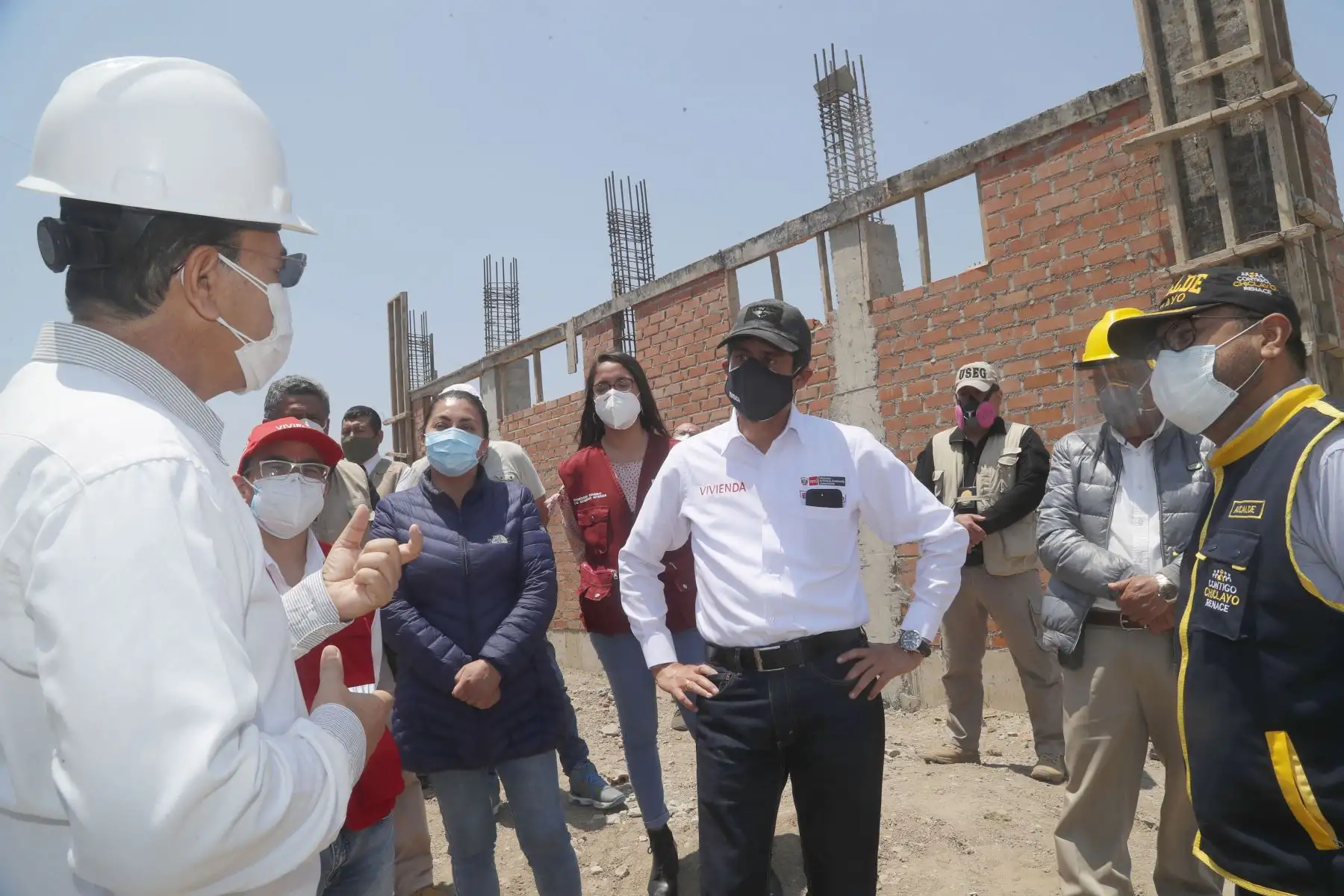 El Ministro de Vivienda Carlos Lozada visita Lambayeque para conocer estado de proyectos del MVCS, y participa de una reunión con autoridades locales en la sede del GORE , luego inspecciona los avances de las PTAR Y PTAP de la ciudad de Chiclayo y por último entrega viviendas rurales en la localidad de Jacanya .
Foto:ANDINA/Ministerio de Vivienda