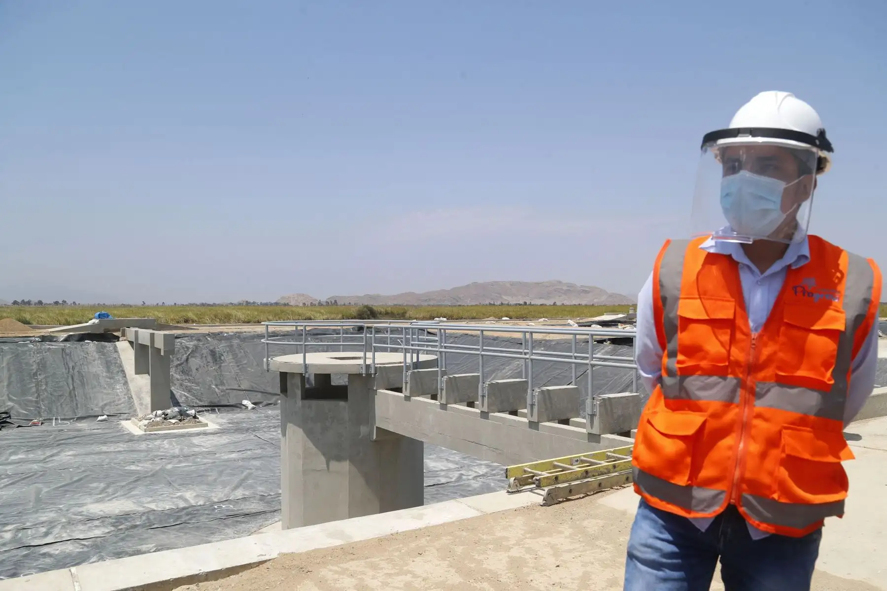 El Ministro de Vivienda Carlos Lozada visita Lambayeque para conocer estado de proyectos del MVCS, y participa de una reunión con autoridades locales en la sede del GORE , luego inspecciona los avances de las PTAR Y PTAP de la ciudad de Chiclayo y por último entrega viviendas rurales en la localidad de Jacanya .
Foto:ANDINA/Ministerio de Vivienda