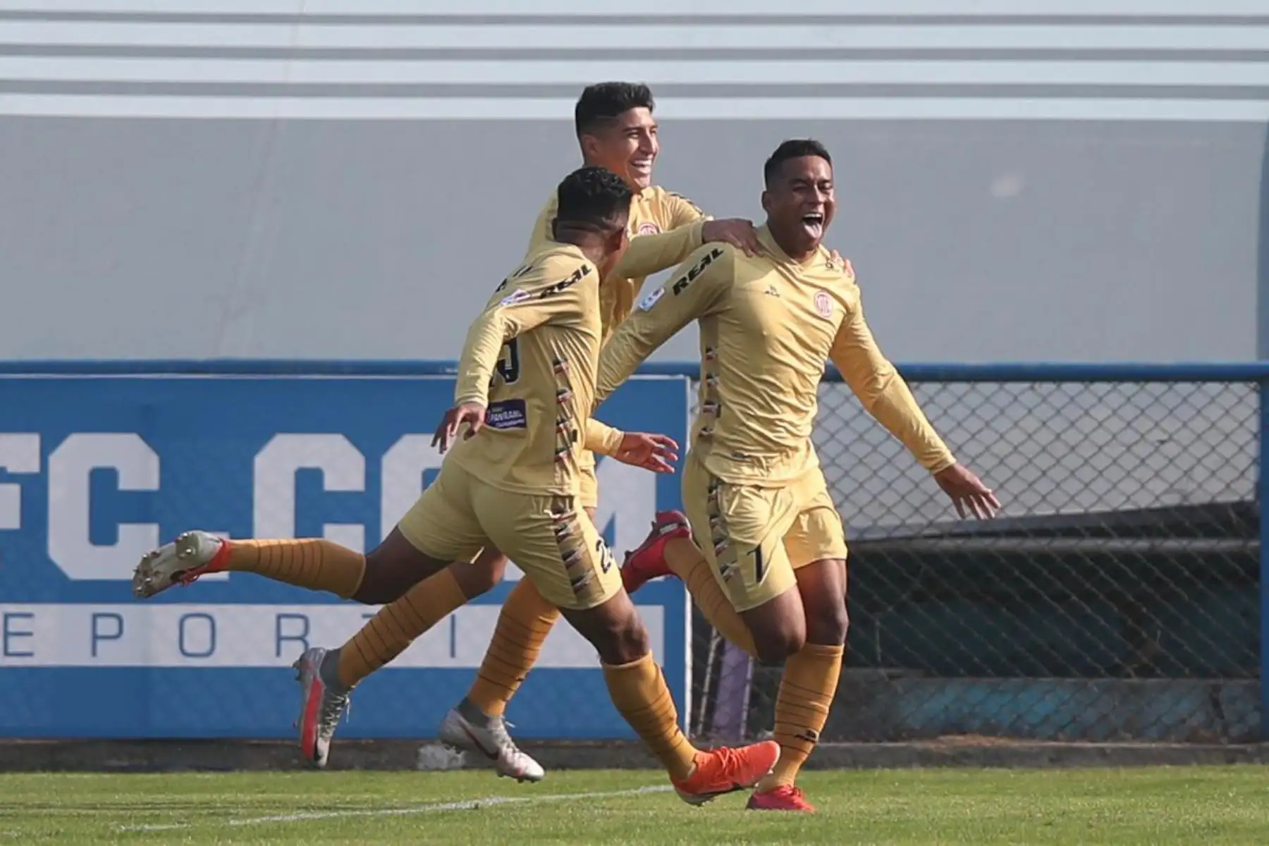 El futbolista J. Estrada del  Club UTC  celebra su gol anotado ante su rival Sport Boys, por la jornada 10 de la Liga 1, en el estadio Alberto Gallardo. Foto: LigaFutProf