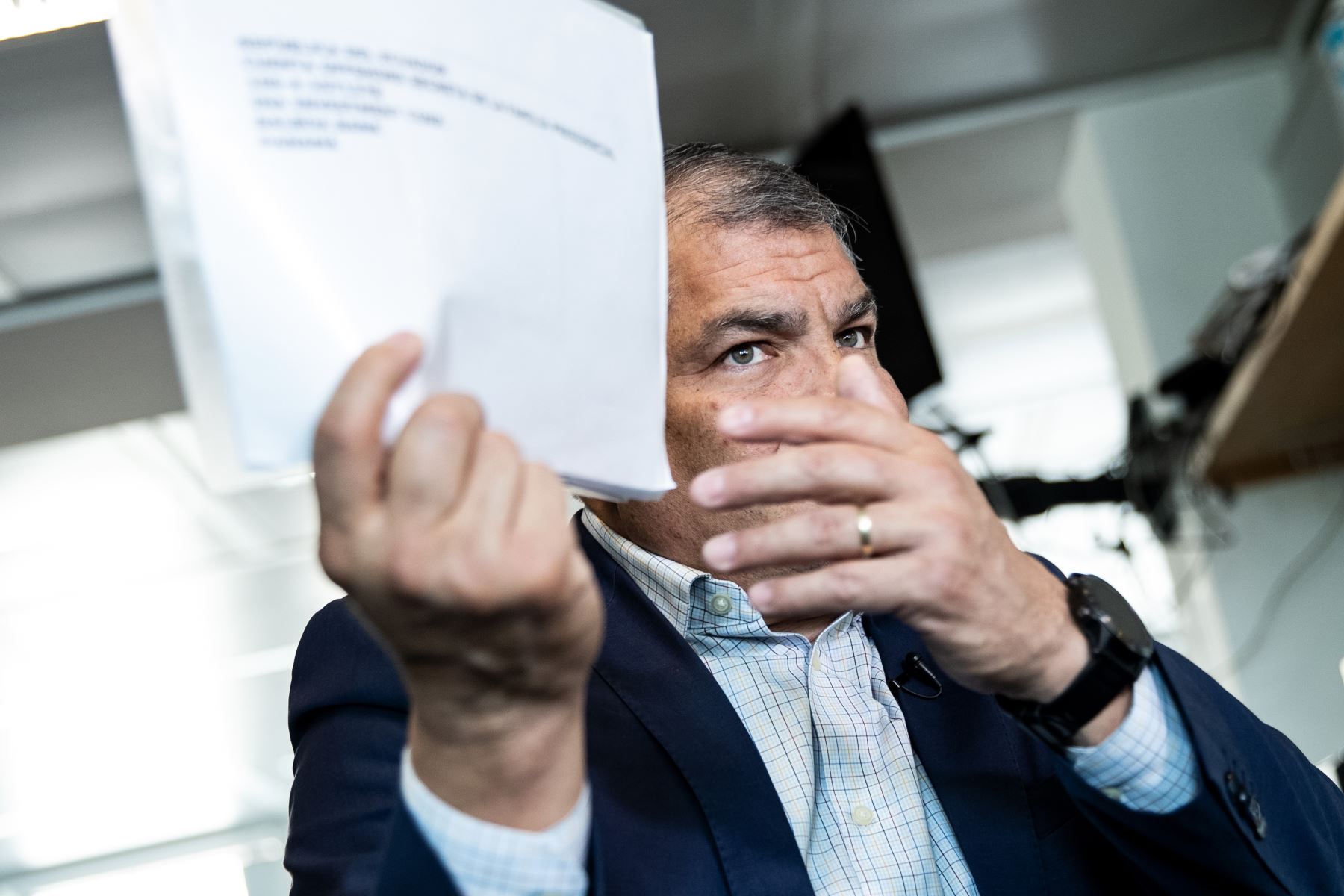 El expresidente de Ecuador (2007-2017) Rafael Correa hace gestos durante una entrevista con la Agence France-Presse (AFP) en Bruselas el 11 de abril de 2019. Foto: AFP