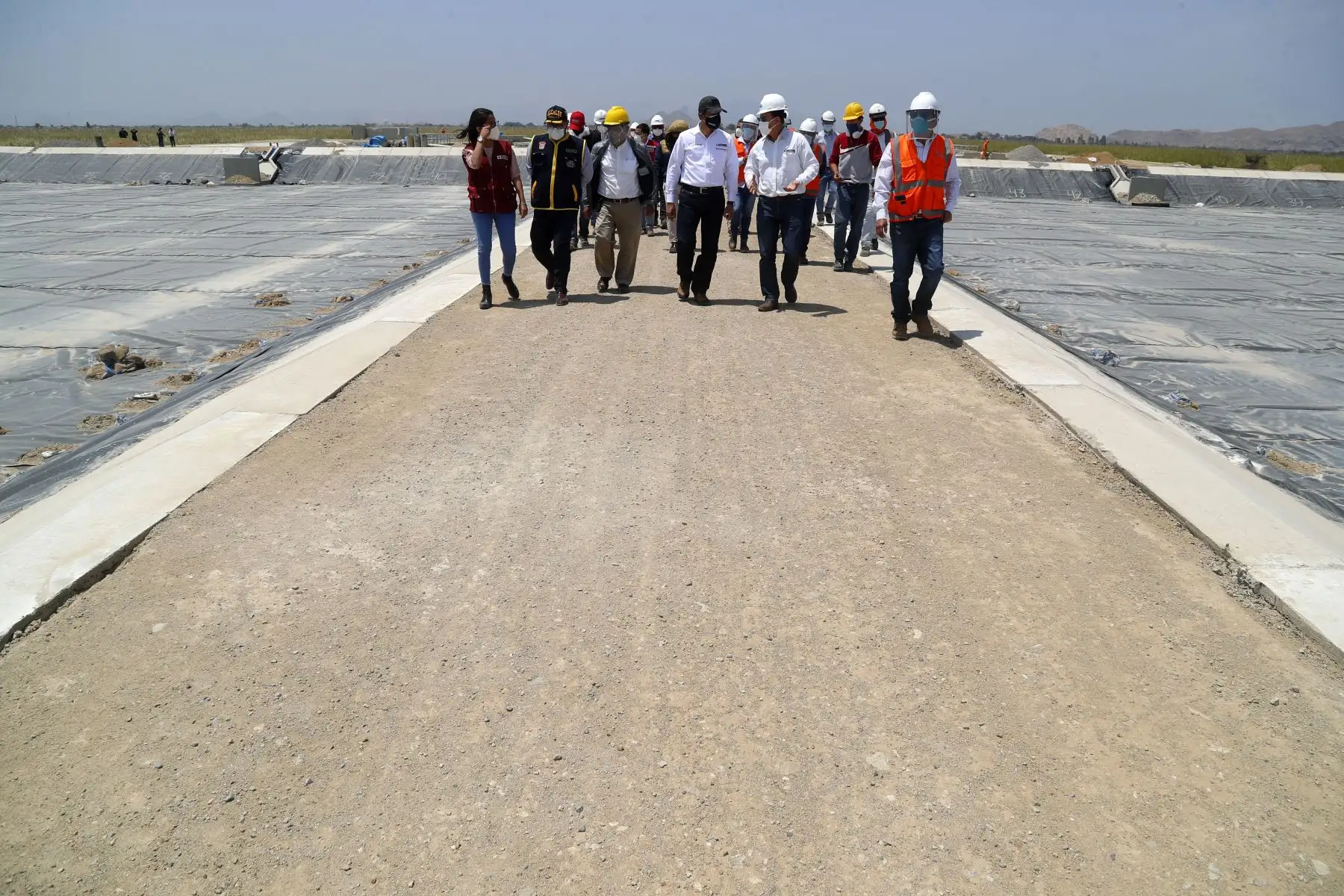 El ministro Lozada se dirigió al distrito de Pomalca para inspeccionar los avances de las obras que permitirán llevar el servicio de agua potable y alcantarillado
Foto:ANDINA/Ministerio de Vivienda