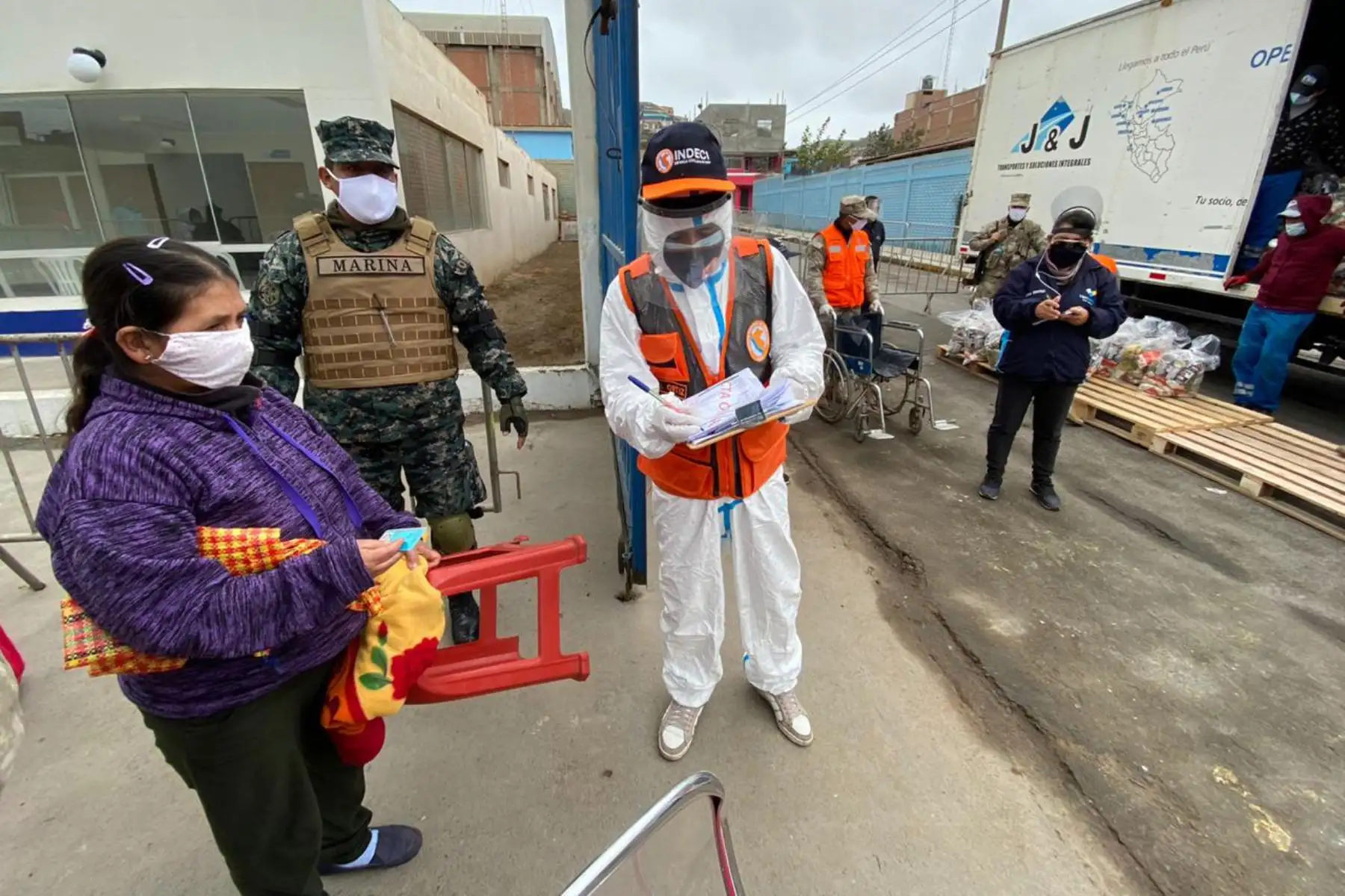 Presidencia del Consejo de Ministros e Indeci llevan ayuda a más de cinco mil familias vulnerables de Ventanilla, quienes recibieron dos canastas con productos de primera necesidad.
Foto: PCM