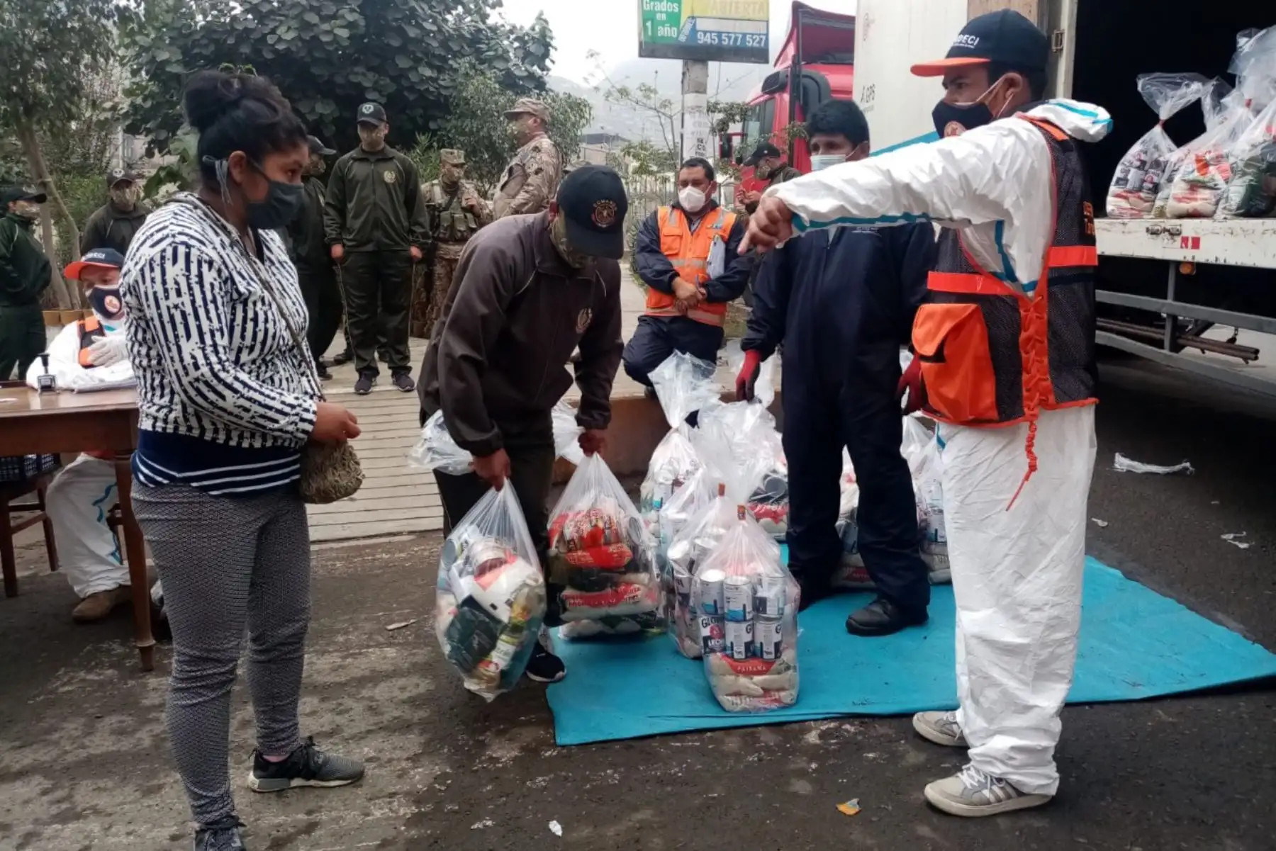 En coordinación con la Presidencia del Consejo de Ministros, Indeci, FF.AA  y Caritas del Perú  entregaron 2420 canastas en Independencia atendiendo a 1210 familias en situación de vulnerabilidad. 
Foto: PCM