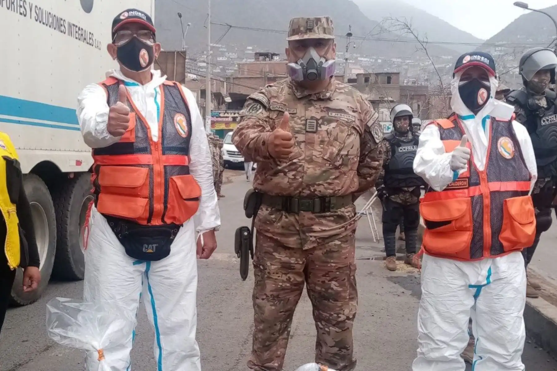 En coordinación con la Presidencia del Consejo de Ministros, Indeci, FF.AA  y Caritas del Perú  entregaron 2420 canastas en Independencia atendiendo a 1210 familias en situación de vulnerabilidad. 
Foto: PCM