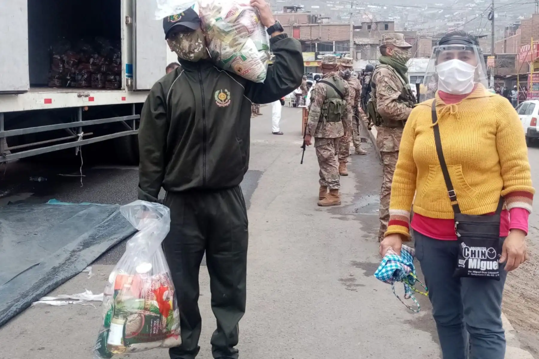 En coordinación con la Presidencia del Consejo de Ministros, Indeci, FF.AA  y Caritas del Perú  entregaron 2420 canastas en Independencia atendiendo a 1210 familias en situación de vulnerabilidad. 
Foto: PCM