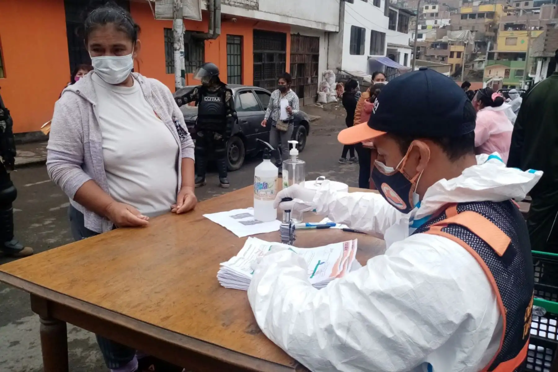 En coordinación con la Presidencia del Consejo de Ministros, Indeci, FF.AA  y Caritas del Perú  entregaron 2420 canastas en Independencia atendiendo a 1210 familias en situación de vulnerabilidad. 
Foto: PCM