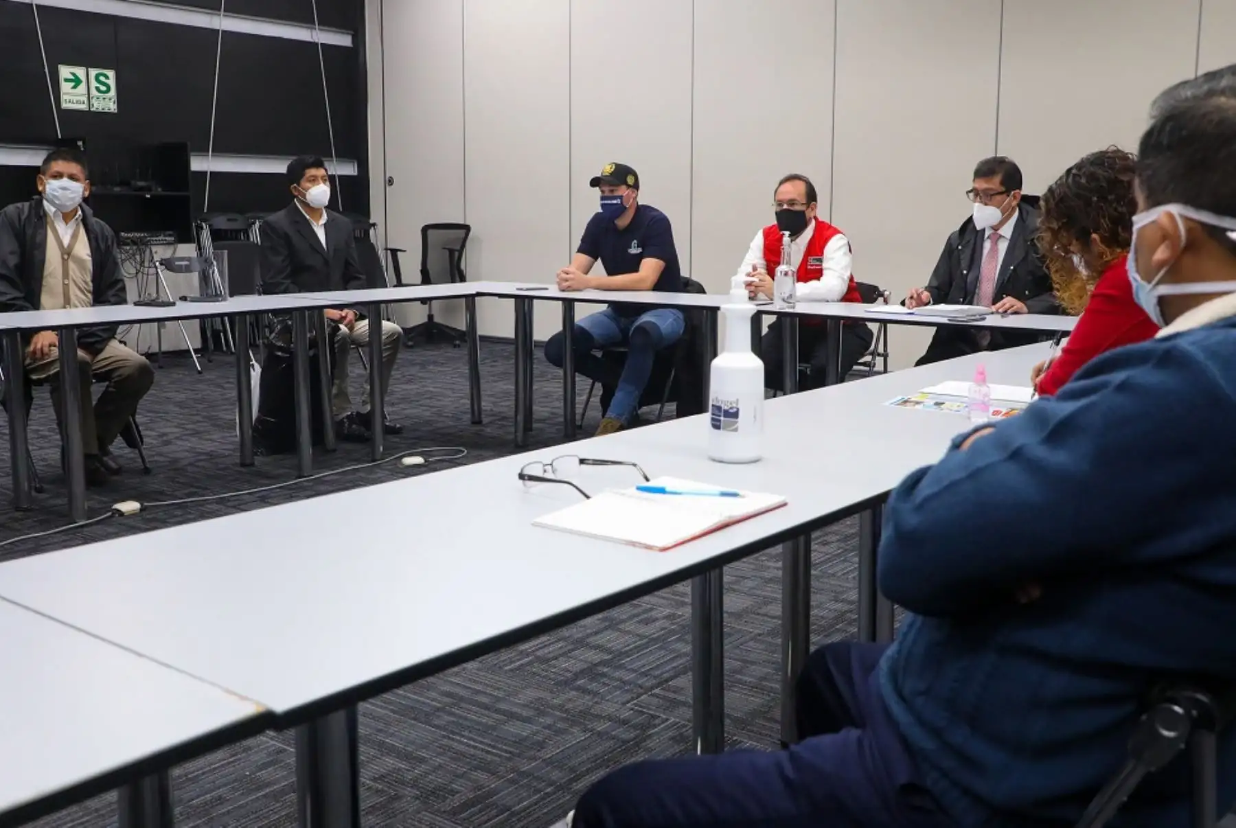 Ministro de la Producción, José Salardi (al centro con chaleco rojo), se reúne con representantes y autoridades de Gamarra. Foto: Cortesía.
