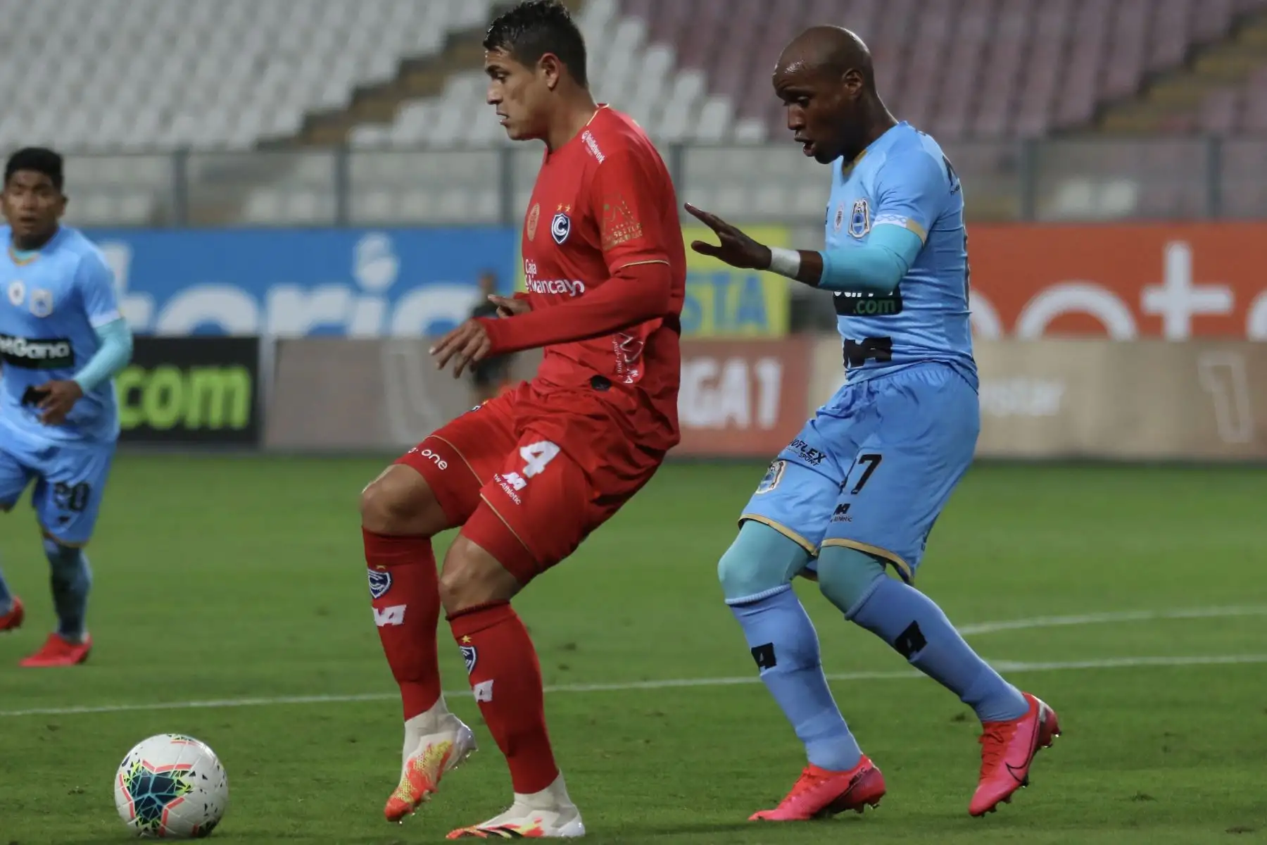 El futbolista L. Kontogiannis del Cienciano  domina el balón ante la marca de su rival  del Binacional FC por la jornada 10 de la Liga 1, en el estadio Nacional.
 Foto: LigaFutProf El futbolista L. Kontogiannis del Cienciano  domina el balón ante la marca de su rival  del Binacional FC por la jornada 10 de la Liga 1, en el estadio Nacional.
 Foto: LigaFutProf