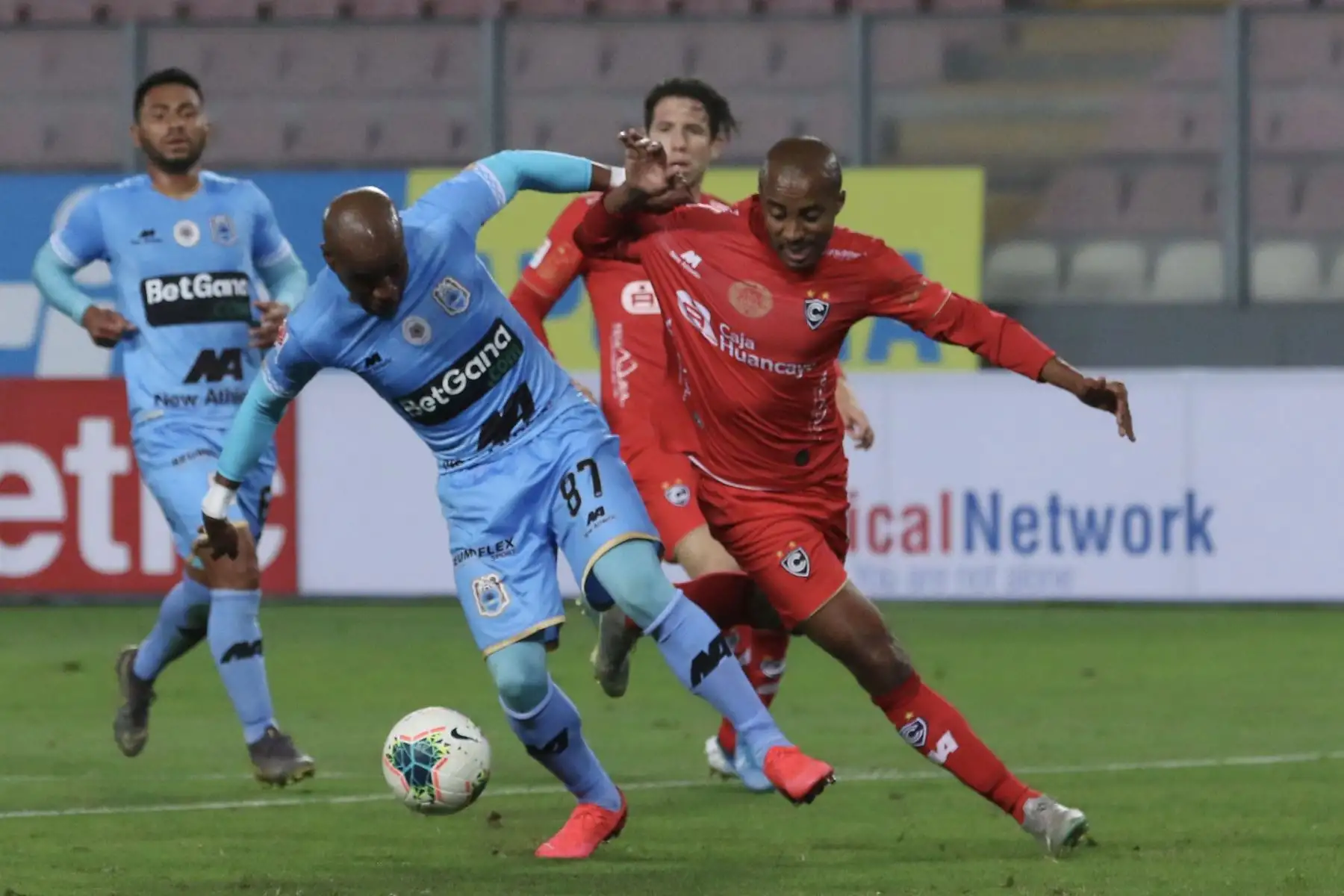 El futbolista J. Reyes del Binacional FC domina el balón ante la marca de su rival del Binacional FC, por la jornada 10 de la Liga 1, en el estadio Nacional.
 Foto: LigaFutProf El futbolista J. Reyes del Binacional FC domina el balón ante la marca de su rival del Binacional FC, por la jornada 10 de la Liga 1, en el estadio Nacional.
 Foto: LigaFutProf