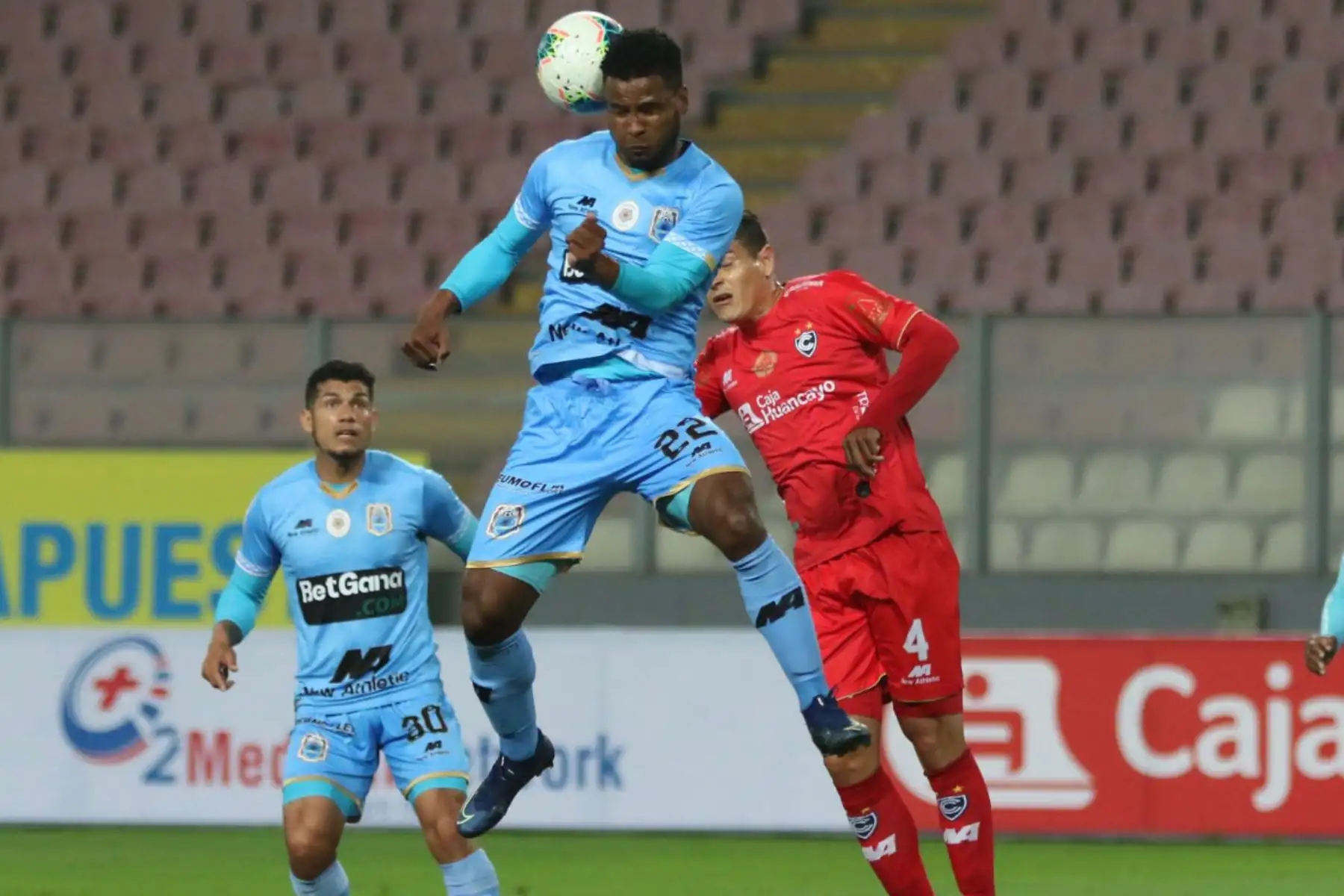 El futbolista A. Rodriguez del Binacional FC domina el balón ante la marca de su rival del Cienciano, por la jornada 10 de la Liga 1, en el estadio Nacional.
 Foto: LigaFutProf El futbolista A. Rodriguez del Binacional FC domina el balón ante la marca de su rival del Cienciano, por la jornada 10 de la Liga 1, en el estadio Nacional.
 Foto: LigaFutProf