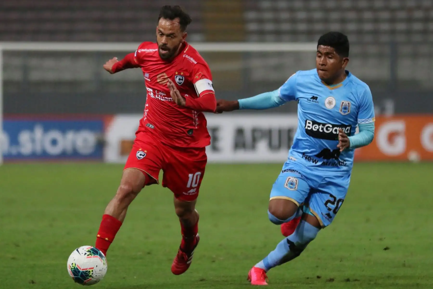 El futbolista L. Garcia del Cienciano  domina el balón ante la marca de su rival  del Binacional FC por la jornada 10 de la Liga 1, en el estadio Nacional.
 Foto: LigaFutProf El futbolista L. Garcia del Cienciano  domina el balón ante la marca de su rival  del Binacional FC por la jornada 10 de la Liga 1, en el estadio Nacional.
 Foto: LigaFutProf