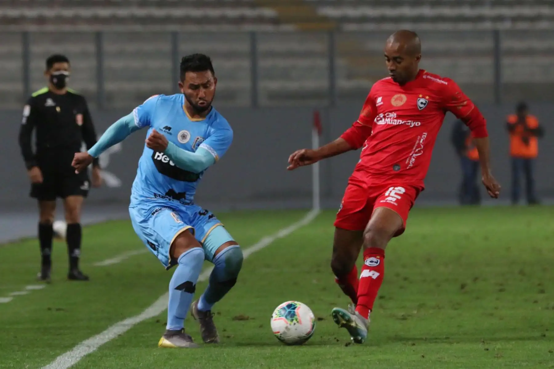 El futbolista D . Ísmodes del Cienciano  domina el balón ante la marca de su rival  del Binacional FC por la jornada 10 de la Liga 1, en el estadio Nacional.
 Foto: LigaFutProf El futbolista D . Ísmodes del Cienciano  domina el balón ante la marca de su rival  del Binacional FC por la jornada 10 de la Liga 1, en el estadio Nacional.
 Foto: LigaFutProf