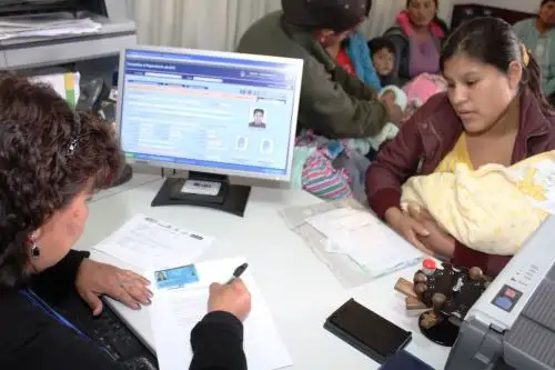 Trámite de DNI de recién nacido en Oficinas Registrales Auxiliares del Reniec.