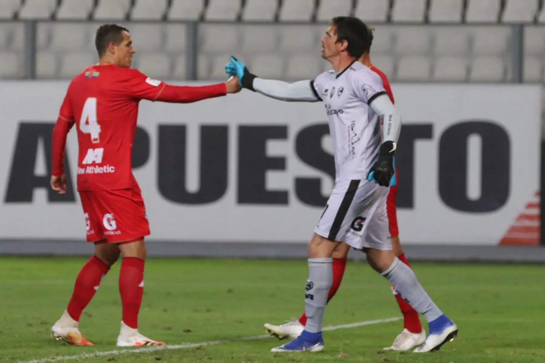 Daniel Ferreyra, arquero de Cienciano recibe el saludo de su compañero tras atajar el penal de Aldair Rodríguez del Binacional.
Foto: @LigaFutProf Daniel Ferreyra, arquero de Cienciano recibe el saludo de su compañero tras atajar el penal de Aldair Rodríguez del Binacional.
Foto: @LigaFutProf