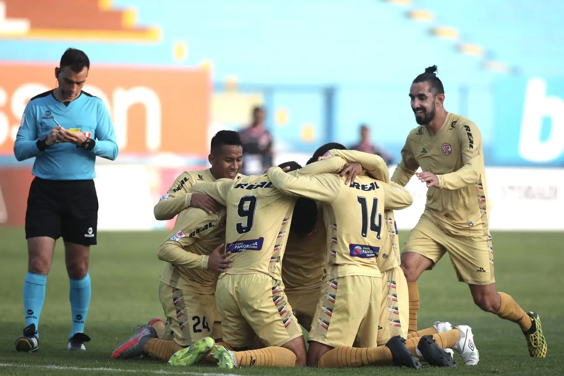 Futbolistas del  club UTC celebran el triunfo  ante su rival Sport Boys, por la jornada 10 de la Liga 1, en el estadio Alberto Gallardo. 
Foto: LigaFutProf