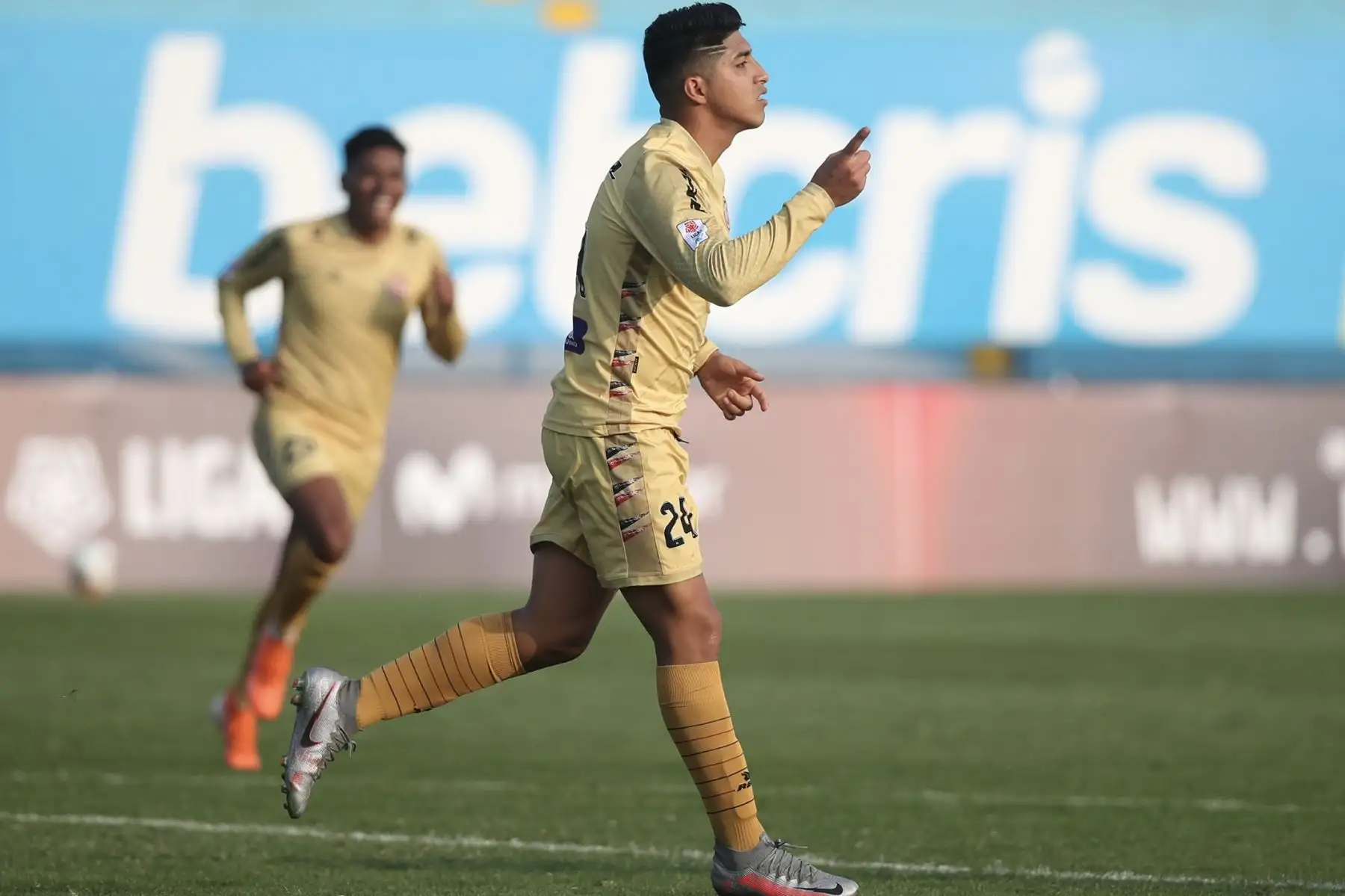El futbolista L. Iberico del  Club UTC celebra su gol ante Sport Boys, por la jornada 10 de la Liga 1, en el estadio Alberto Gallardo. 
Foto: LigaFutProf