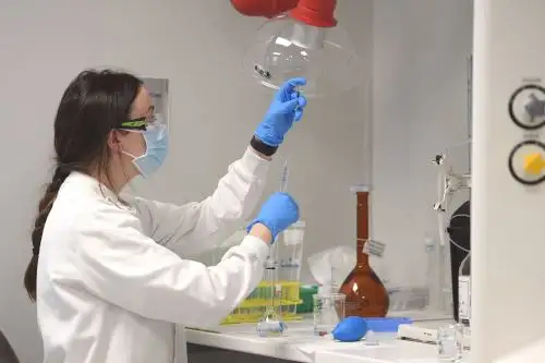 La ciudad italiana de Verona, en la región del Véneto (norte), ha comenzado la experimentación de la candidata italiana a vacuna contra el coronavirus en los primeros seis voluntarios, entre los que se encuentran un joven de 18 años y un médico de 54. Foto: EFE