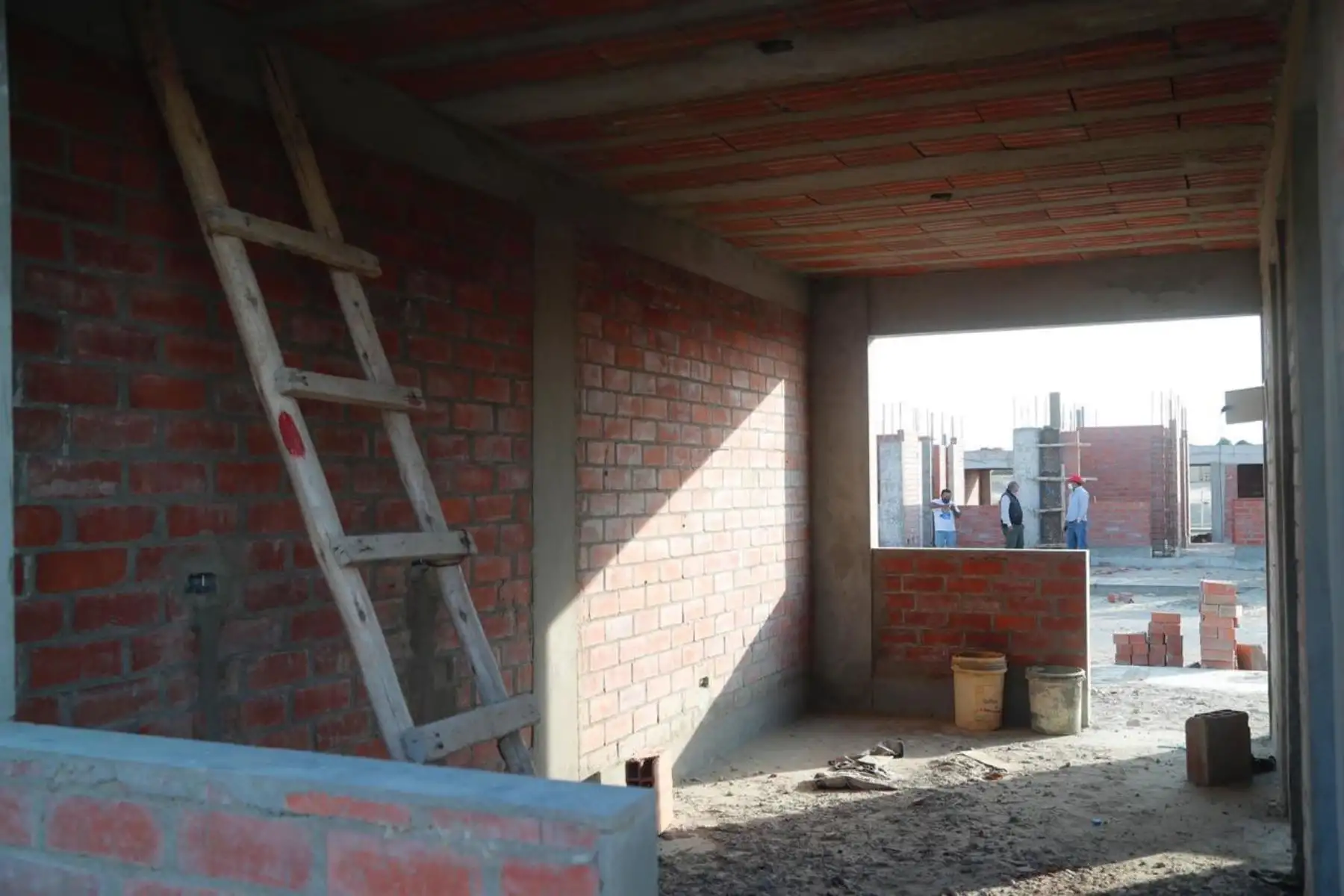 El ministro Carlos Lozada inspecciona la habilitación urbana integral “Una Sola Fuerza”, ubicada en el distrito Veintiséis de Octubre en Piura, donde se construyen viviendas para 259 familias afectadas por el Fenómeno del Niño Costero
Foto: ANDINA/viviendaperu