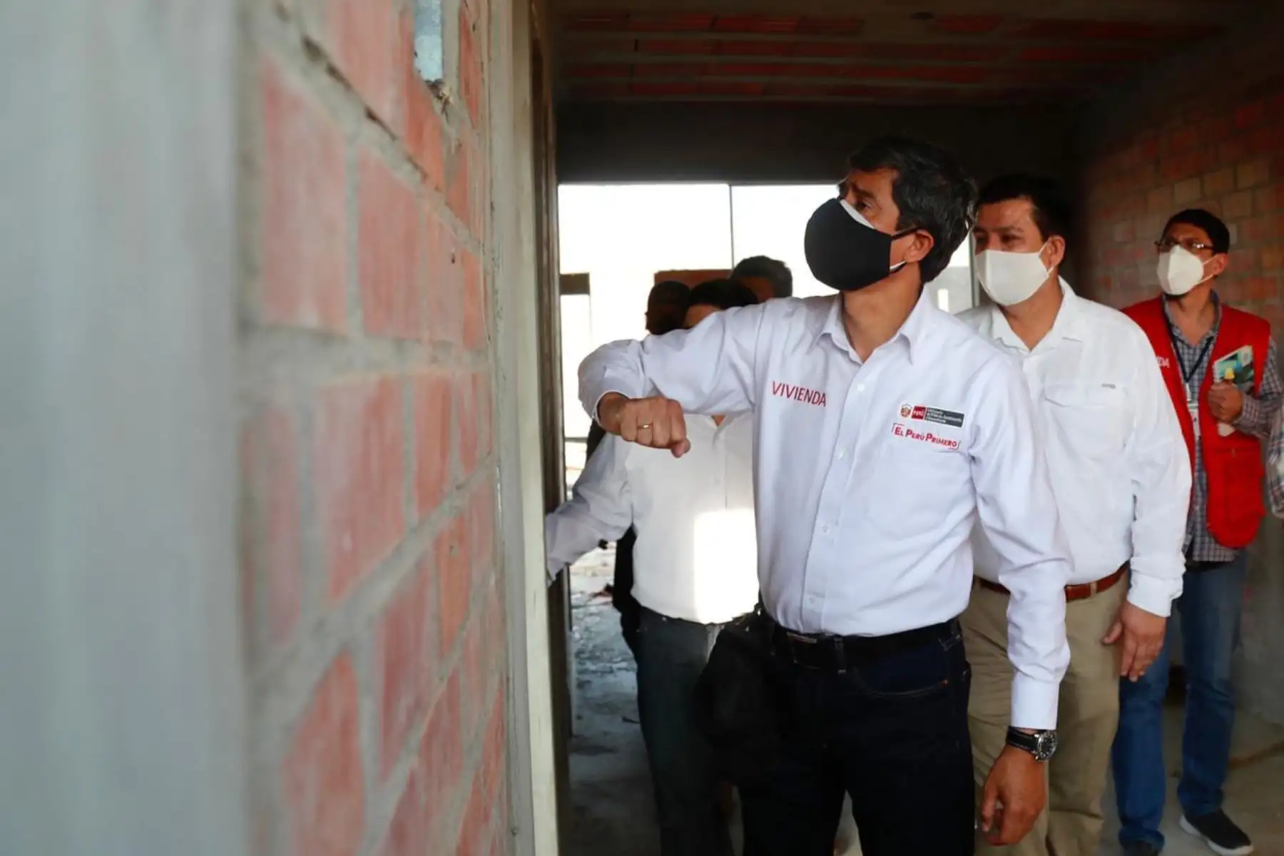 El ministro Carlos Lozada inspecciona la habilitación urbana integral “Una Sola Fuerza”, ubicada en el distrito Veintiséis de Octubre en Piura, donde se construyen viviendas para 259 familias afectadas por el Fenómeno del Niño Costero
Foto: ANDINA/viviendaperu
