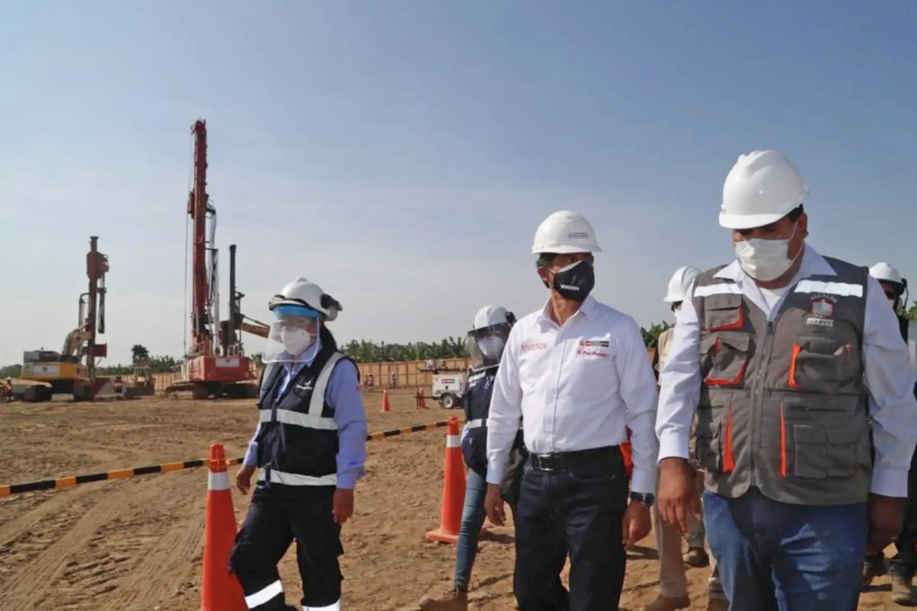 El ministro de vivienda, Carlos Lozada, realizó una inspección técnica a las  obras de mejoramiento del sistema de evacuación, tratamiento y disposición final de las aguas servidas de las ciudades de Sullana y Bellavista. Foto: ANDINA/MVCS