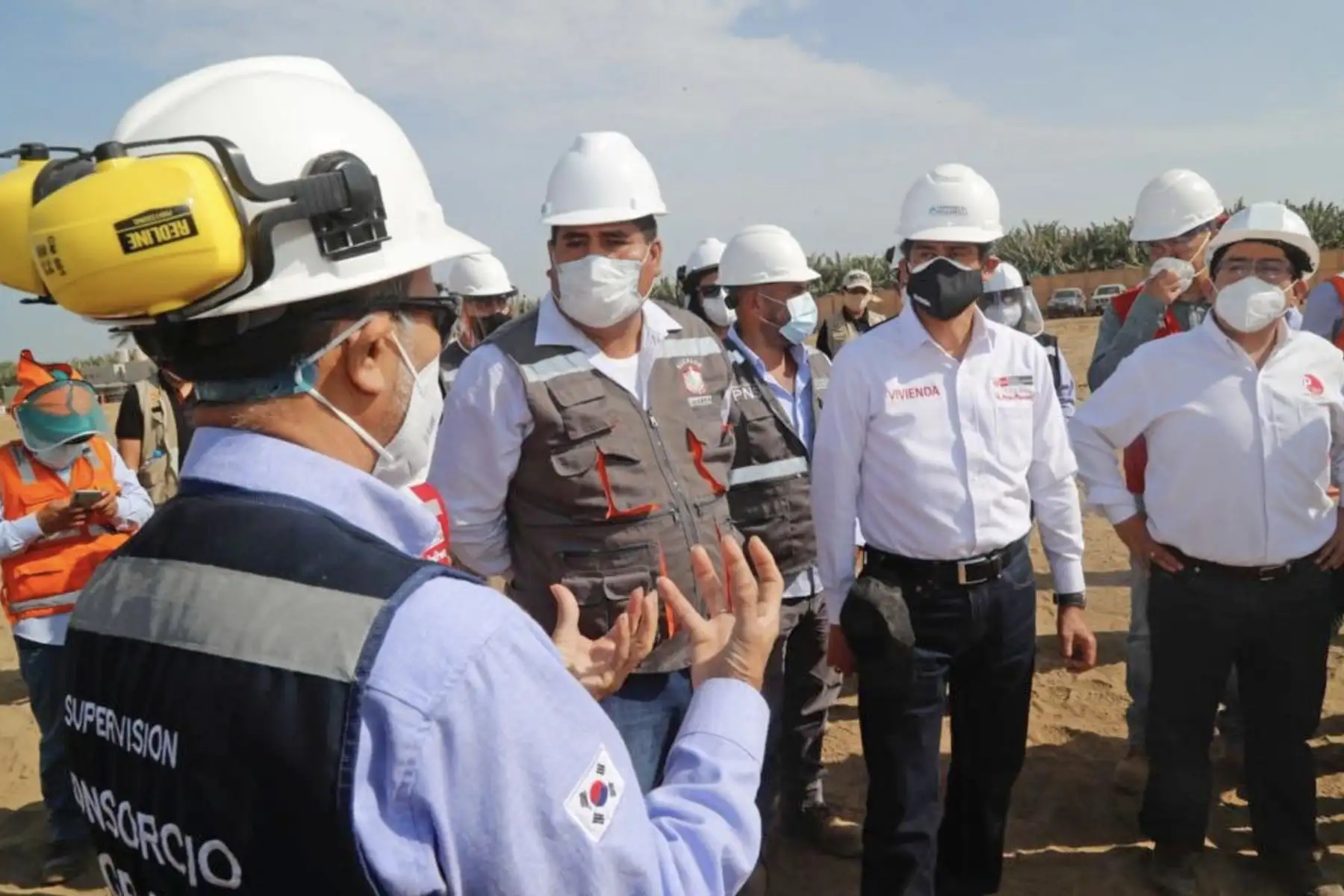 El ministro de vivienda, Carlos Lozada, realizó una inspección técnica a las  obras de mejoramiento del sistema de evacuación, tratamiento y disposición final de las aguas servidas de las ciudades de Sullana y Bellavista. Foto: ANDINA/MVCS