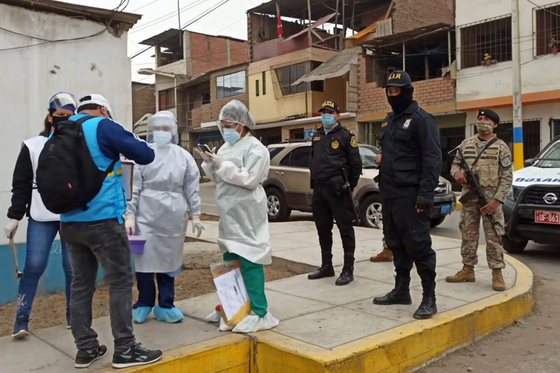 En las intervenciones simultáneas realizadas junto al Ejercito y la Policía Nacional, se tiene previsto atender a más de 1000 adultos mayores y personas con enfermedades crónicas.
Foto:ANDINA/DIRISLimaSur