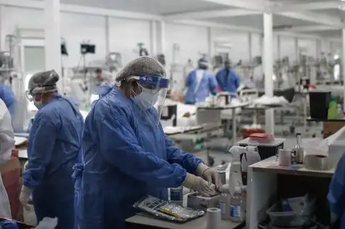 Médicos hacen recorridos de rutina para controlar pacientes, en un hospital de la provincia de Buenos Aires (Argentina). Foto: EFE